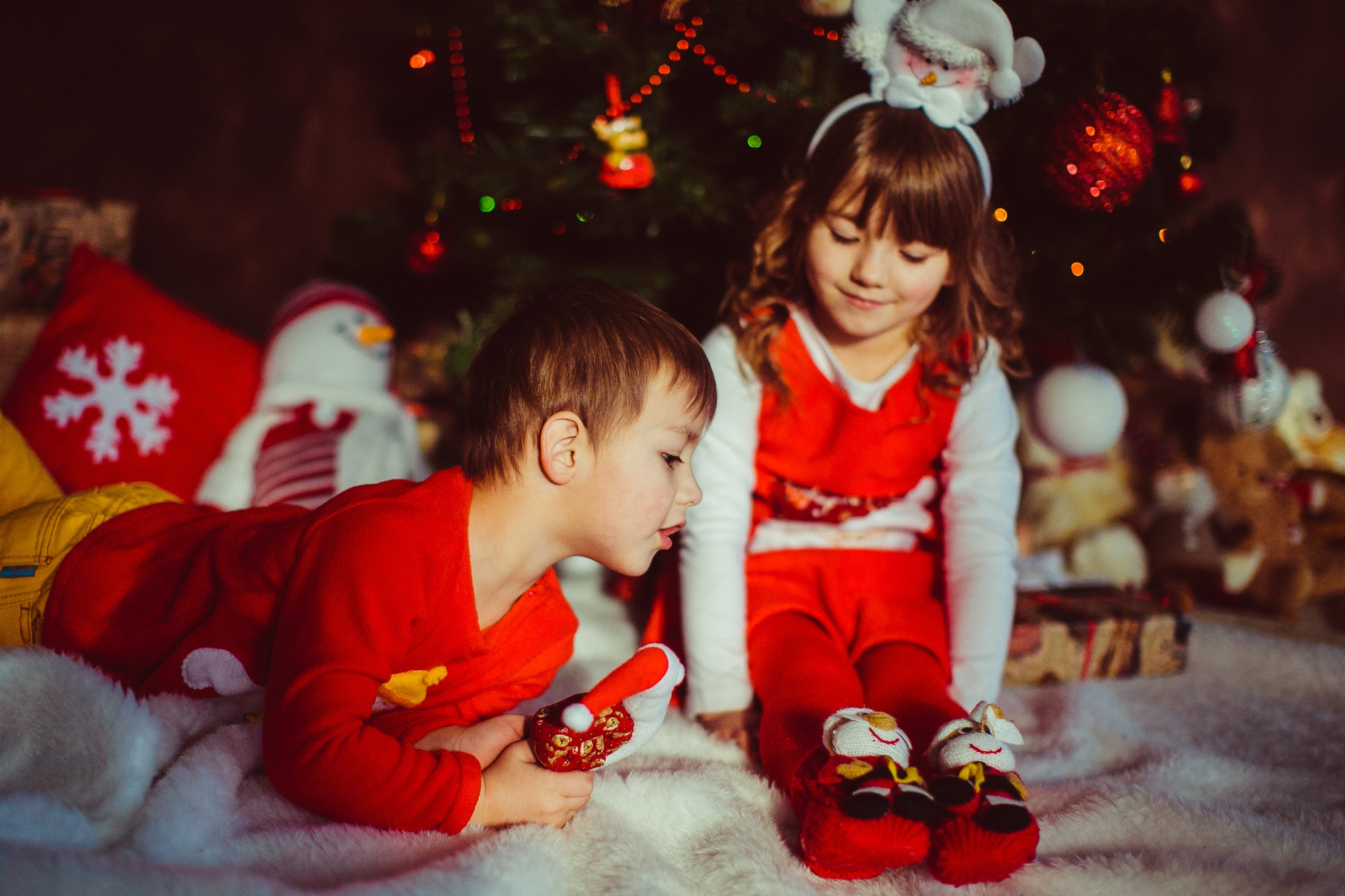 Des enfants jouent à côté d'un sapin de Noël | Source : Freepik