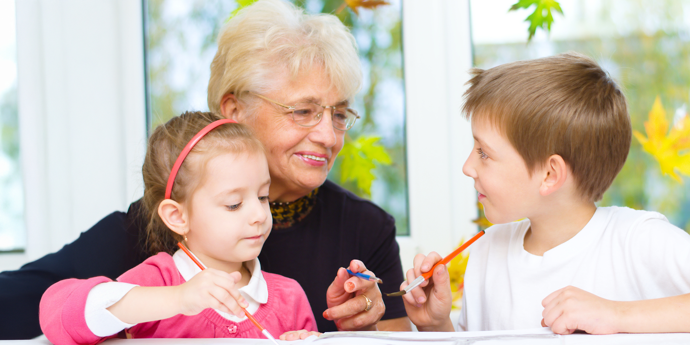 Une femme avec ses petits-enfants | Source : Shutterstock