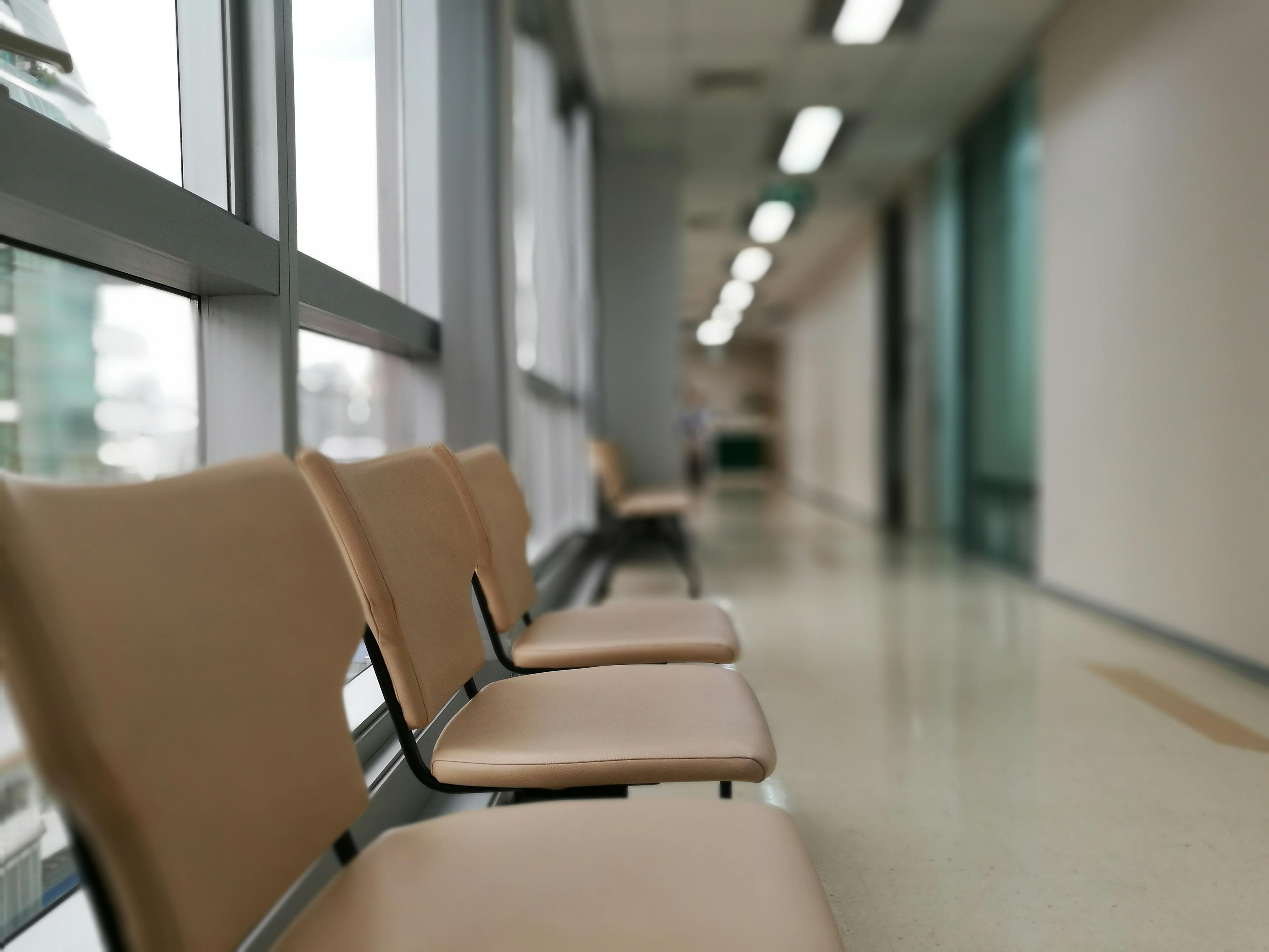 Le couloir d'un bâtiment | Source : Pexels