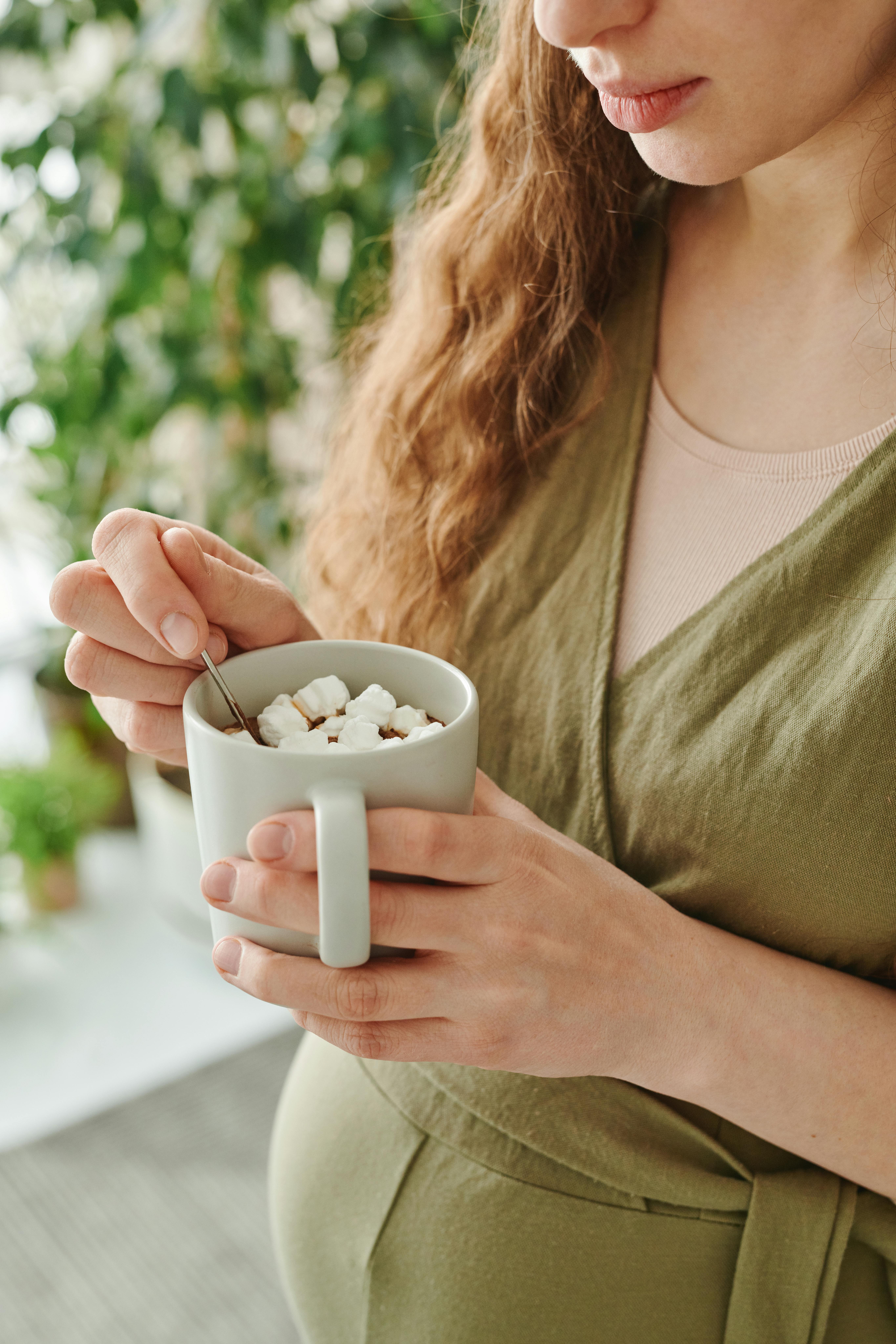 Une femme tenant une tasse de chocolat chaud | Source : Pexels
