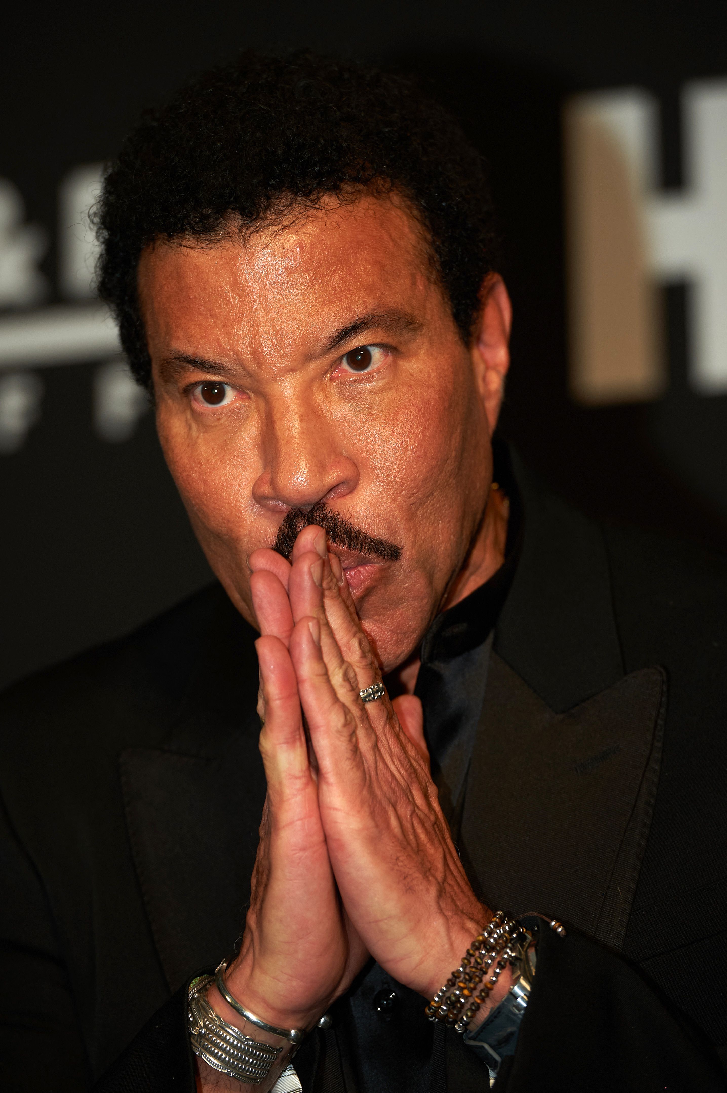 Lionel Richie pose dans la salle de presse lors de la cérémonie d'intronisation au Rock & Roll Hall of Fame à Cleveland, dans l'Ohio, le 30 octobre 2021. Des années plus tard, une nouvelle photo du chanteur prise après son hospitalisation a suscité des réactions variées sur son apparence sur Internet. | Source : Getty Images