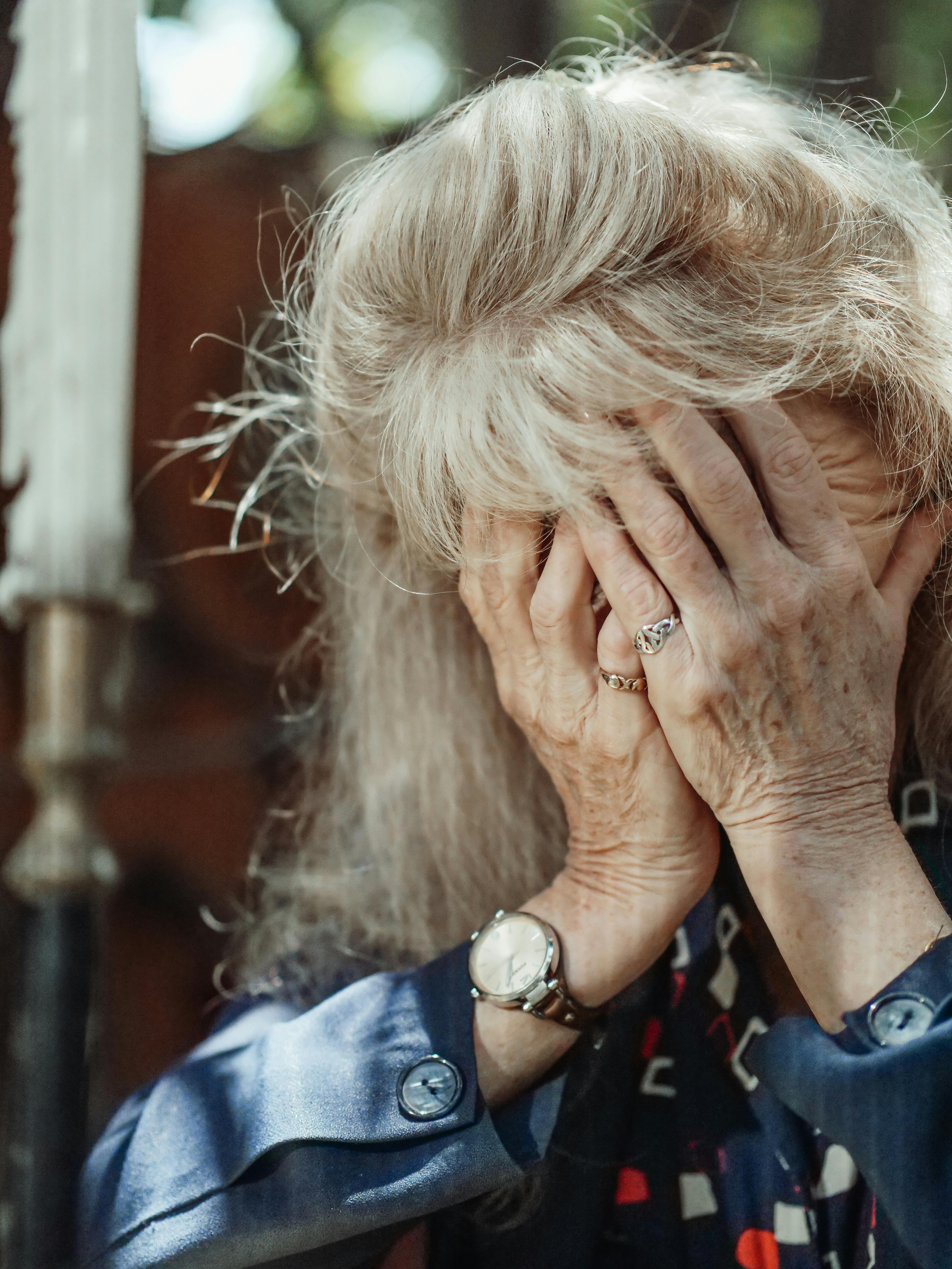Une vieille femme se tenant la tête | Source : Pexels
