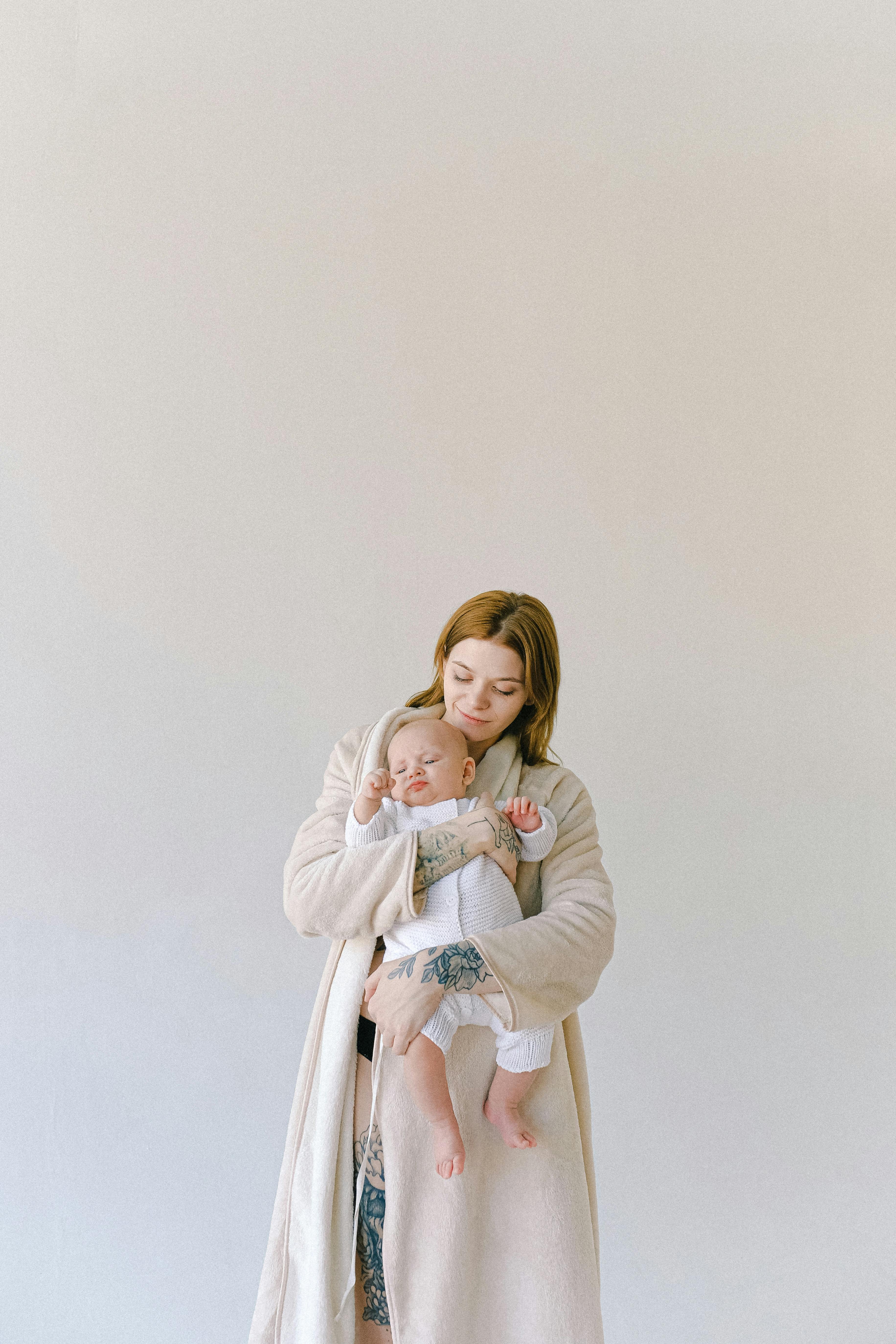 Une femme debout tenant un bébé | Source : Pexels