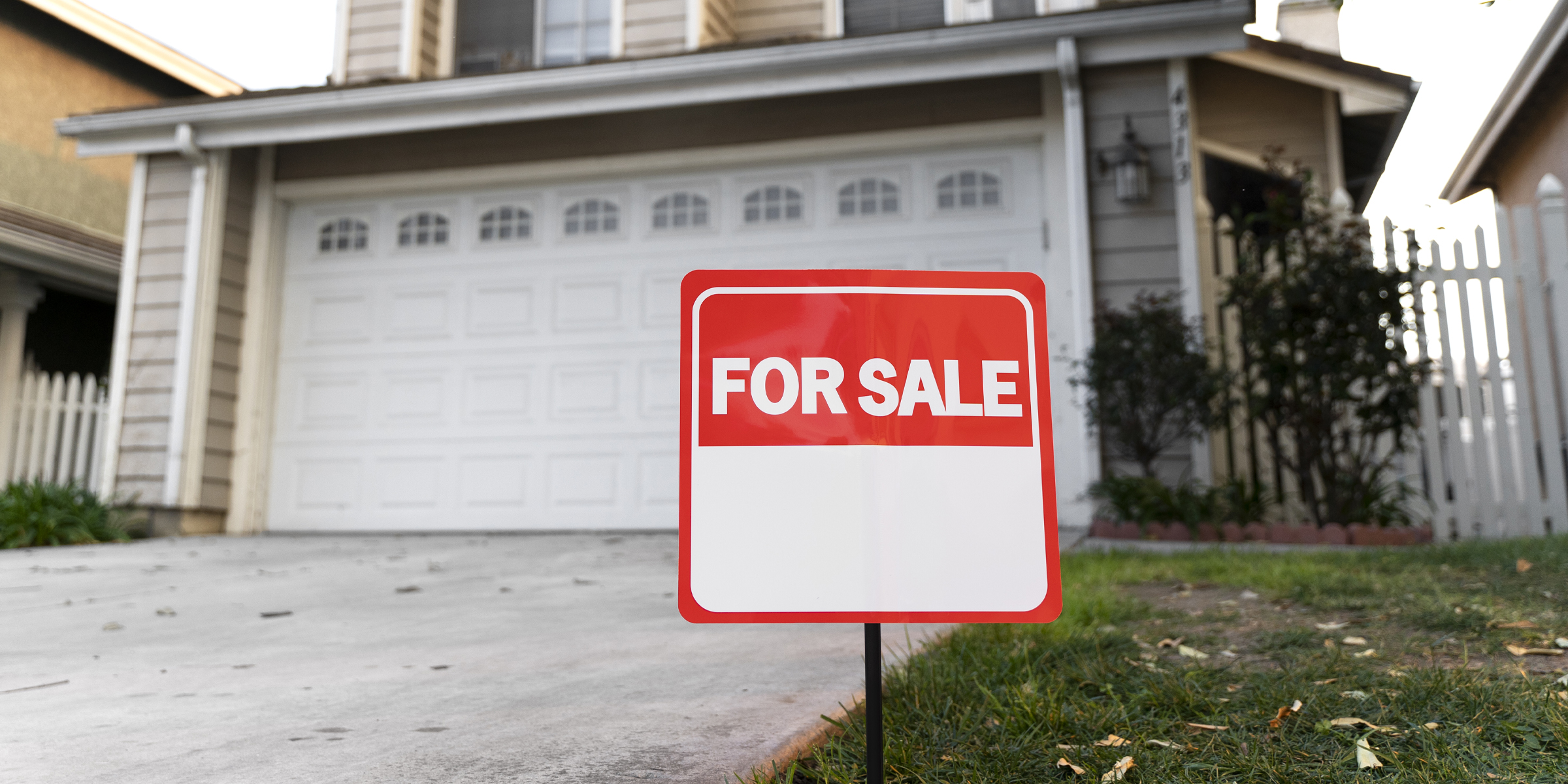 Un panneau "à vendre" à l'extérieur d'une maison | Source : Freepik