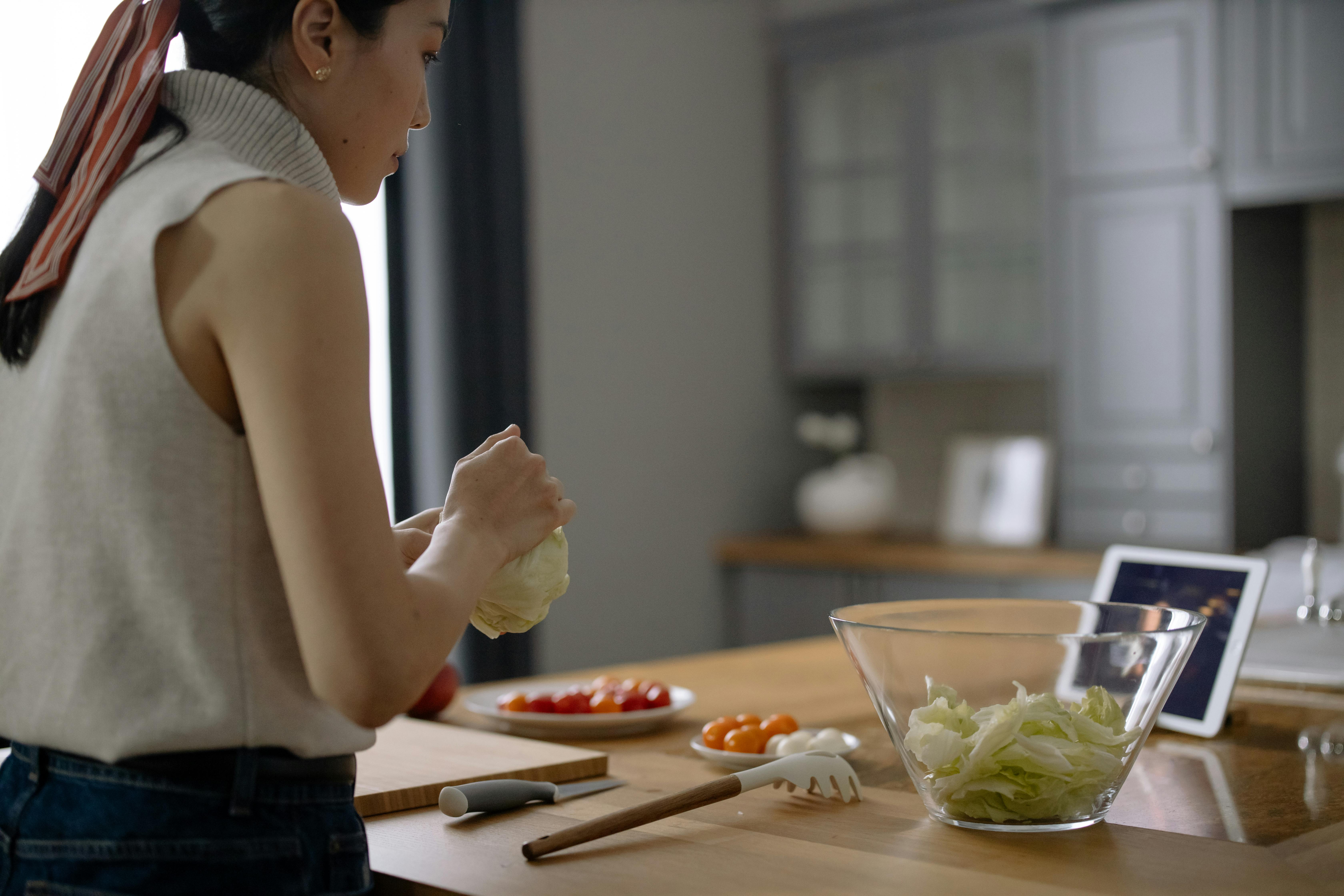 Une femme préparant un repas | Source : Pexels