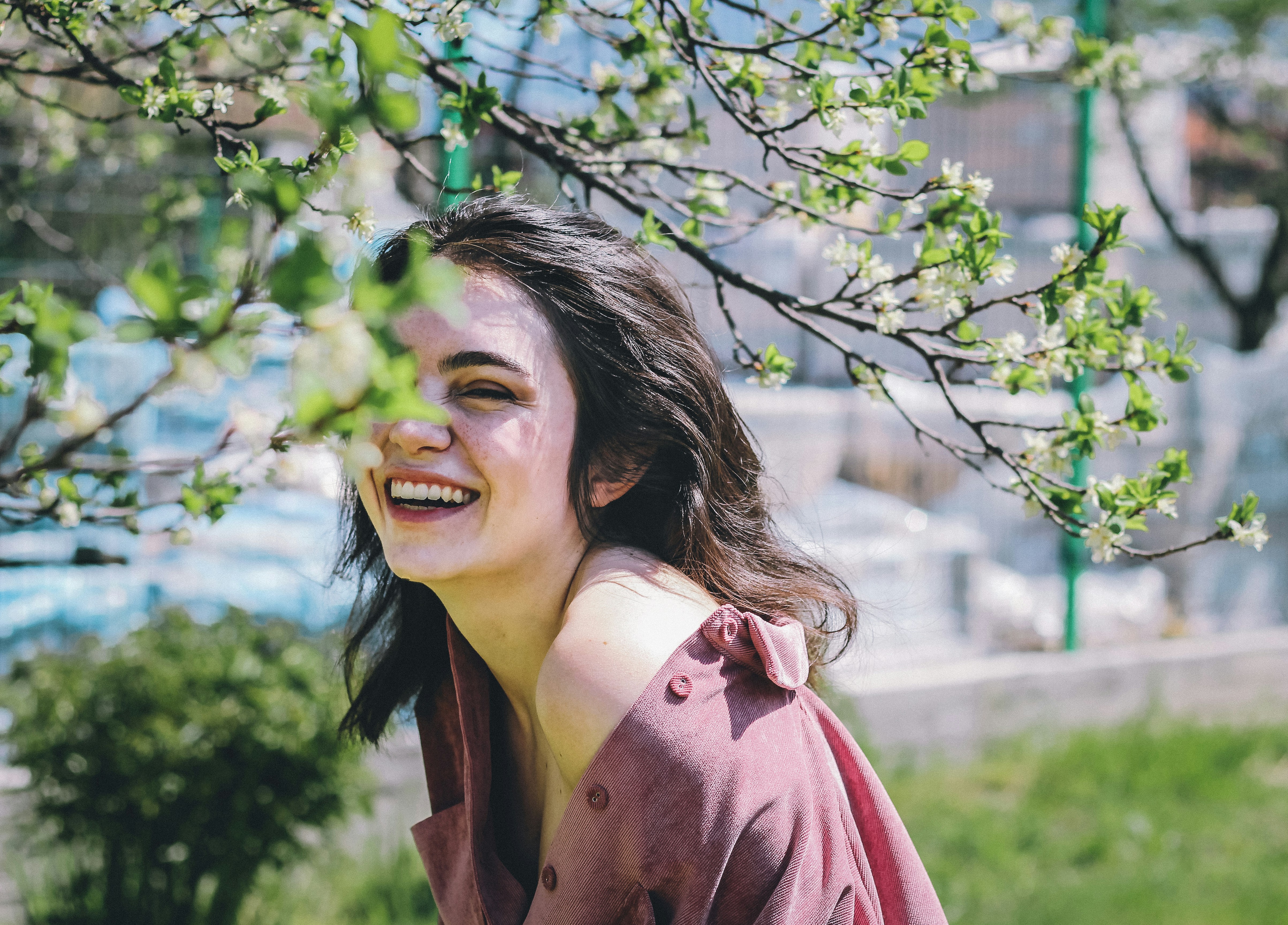Une jeune femme souriante debout à l'extérieur | Source : Unsplash