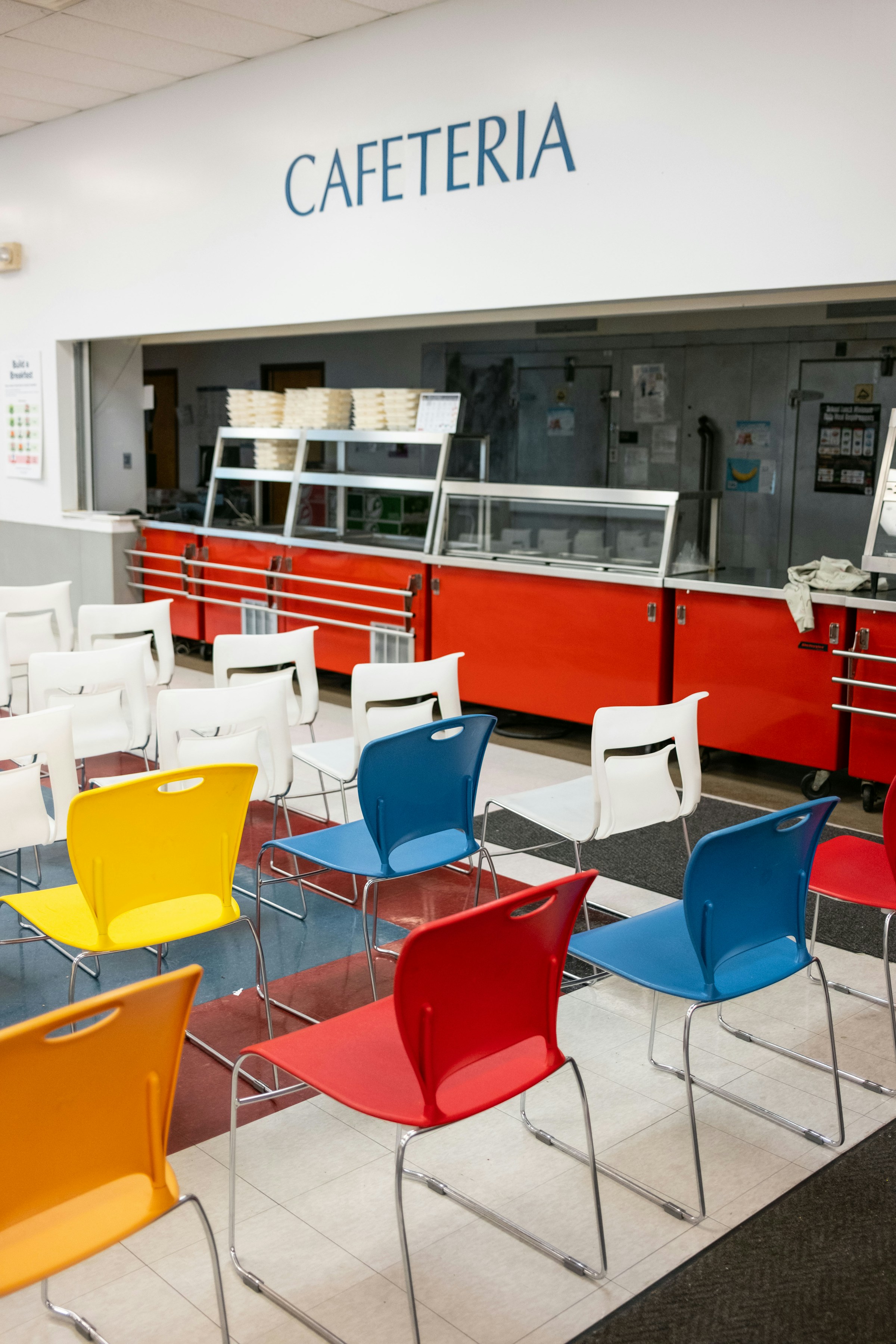 Une cafétéria remplie de nombreuses chaises colorées | Source : Unsplash