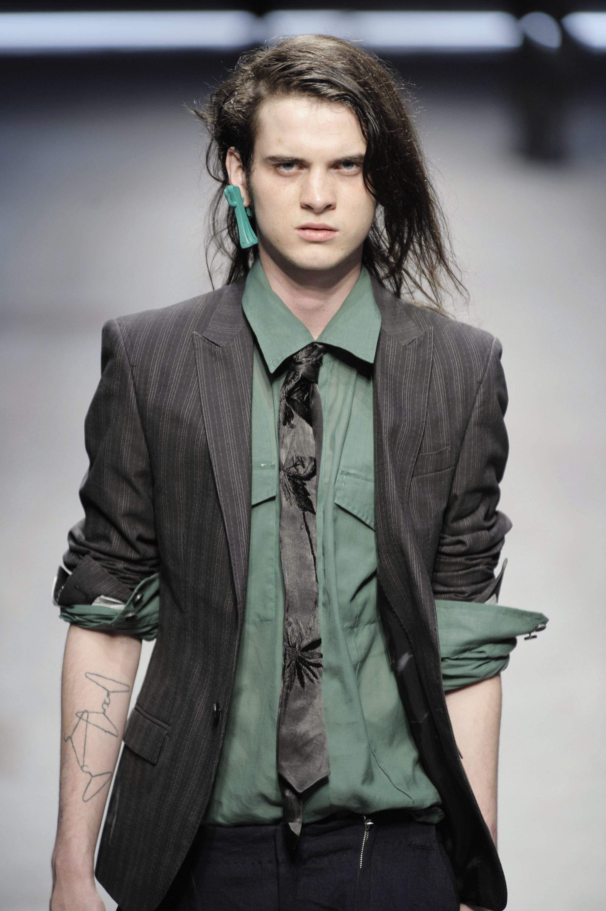 Jethro Lazenby Cave défile lors du défilé Costume National Homme pendant la Fashion Week de Milan Printemps/Été 2010, le 20 juin 2009, en Italie. | Source : Getty Images