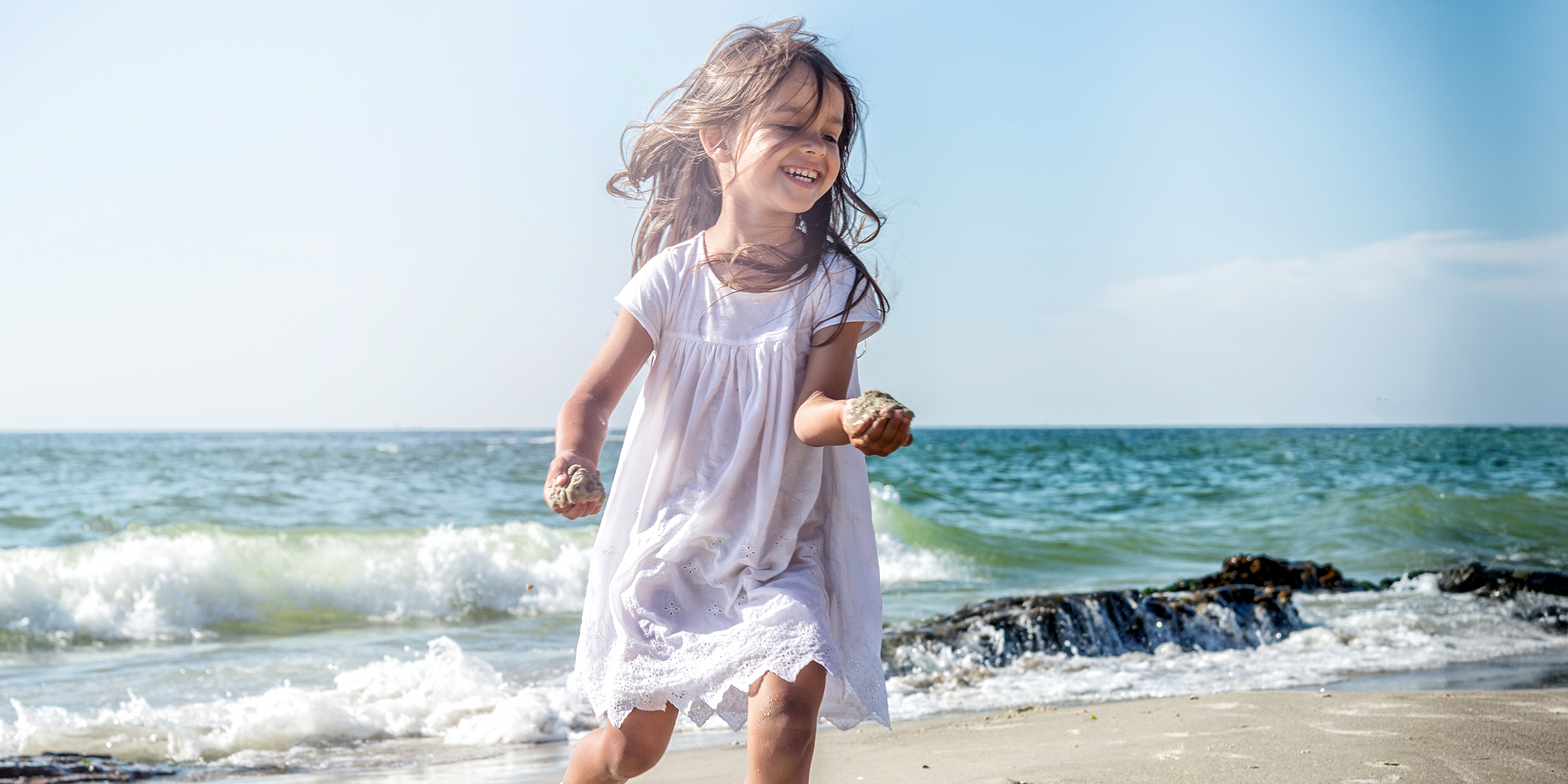 Une petite fille à la plage | Source : Shutterstock