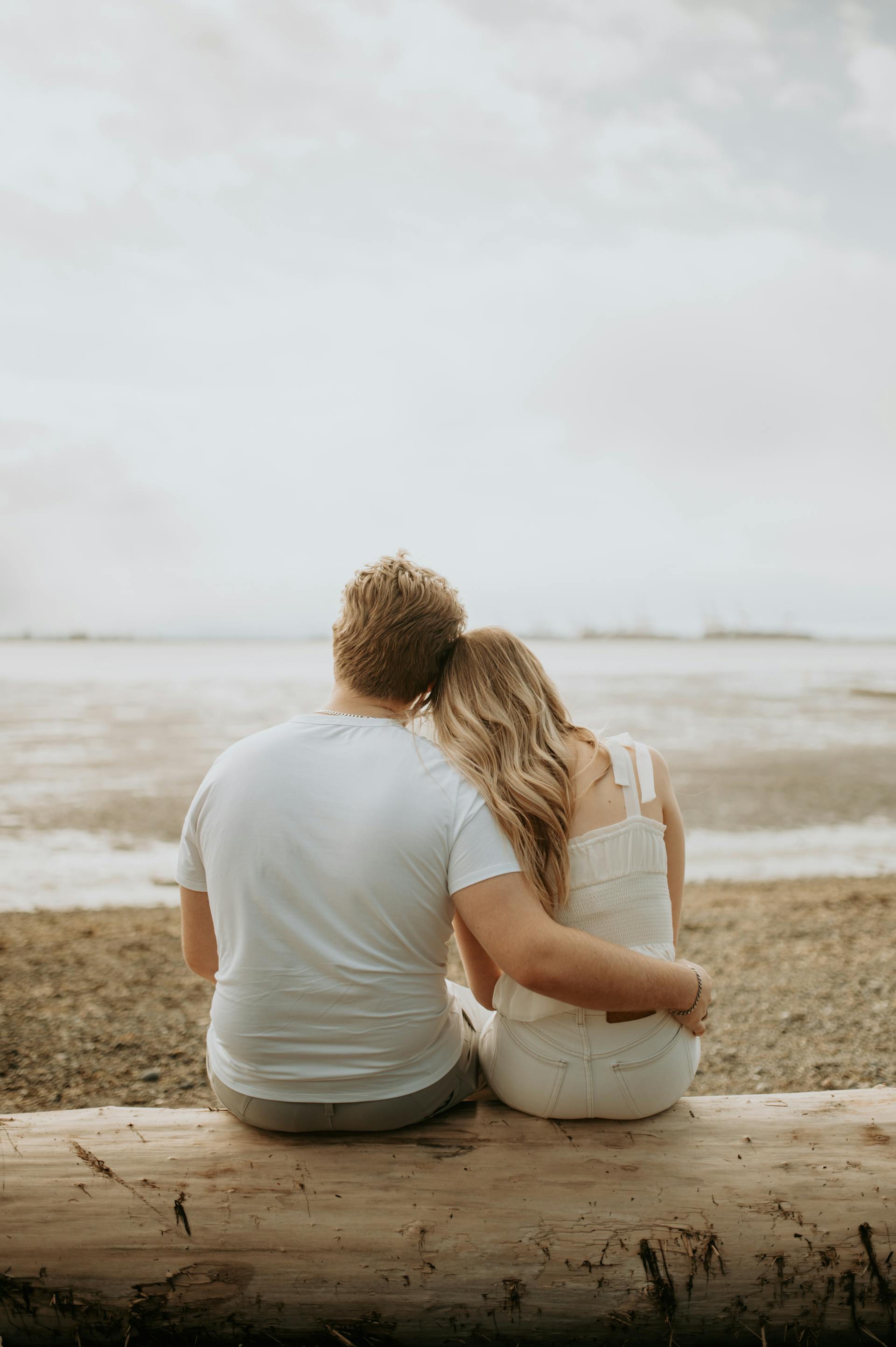 Un couple assis sur une plage | Source : Pexels