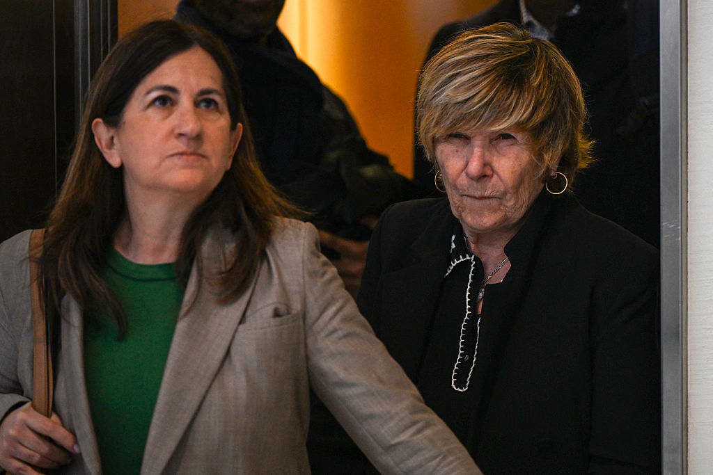 Mimi Marchand (à droite) arrive avec son avocate Caroline Toby (à gauche) au tribunal correctionnel de Paris pour son procès pour suspicion de chantage à la présentatrice de télévision Karine Le Marchand, le 26 mai 2025. | Source : Getty Images