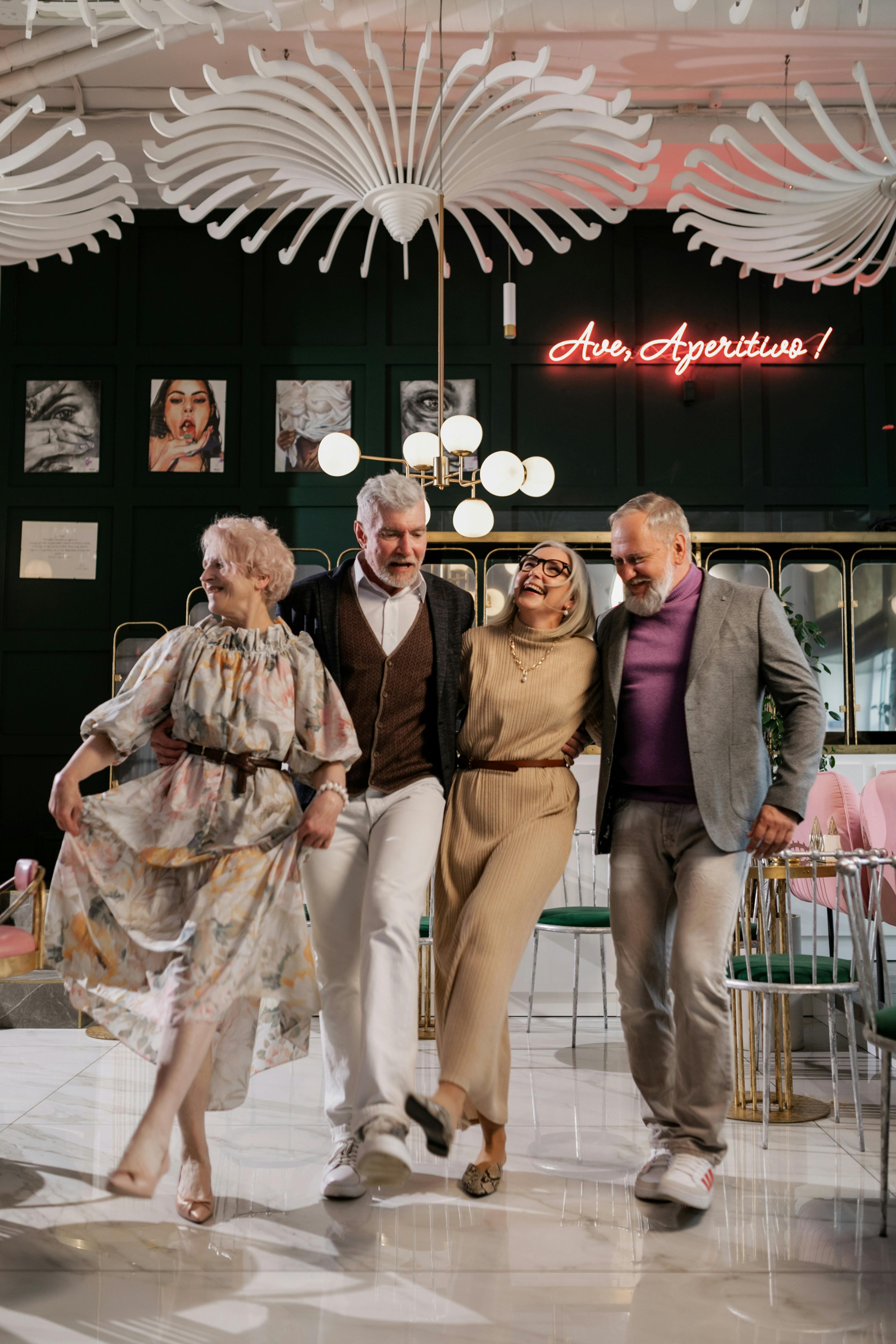 Un groupe de personnes âgées heureuses qui dansent | Source : Pexels