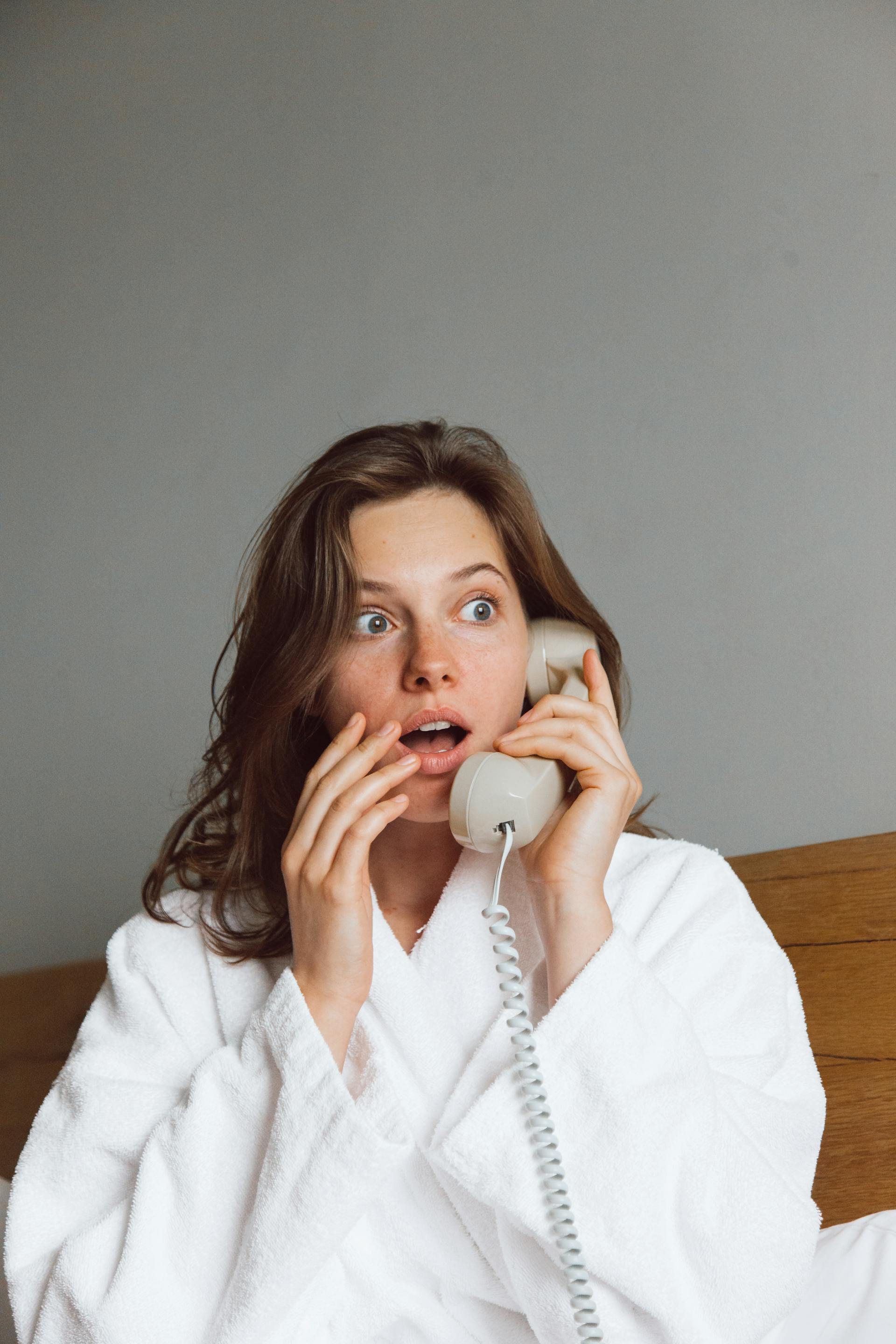 Une femme choquée qui parle au téléphone | Source : Pexels