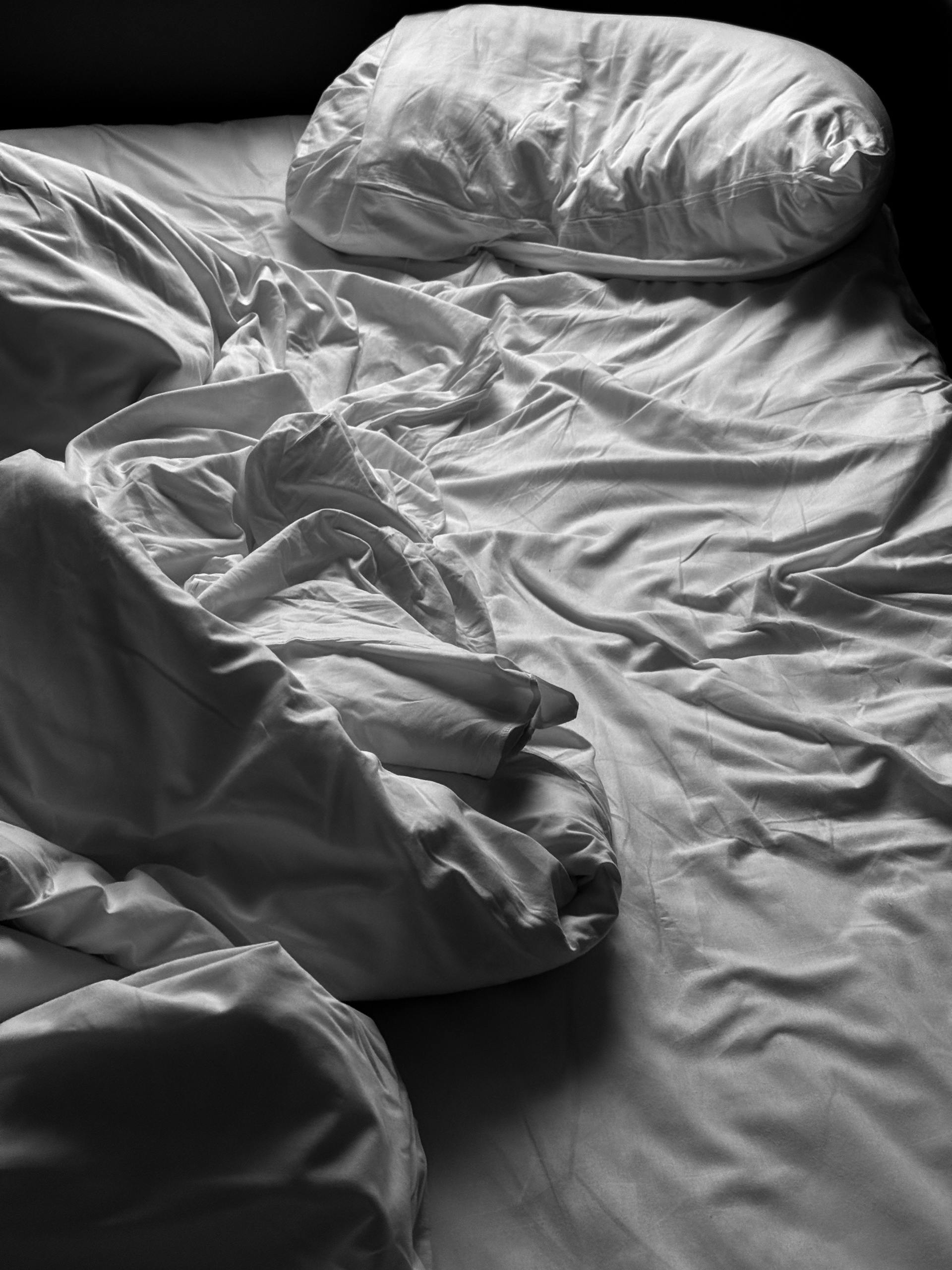 Des draps froissés sur un lit vide | Source : Pexels