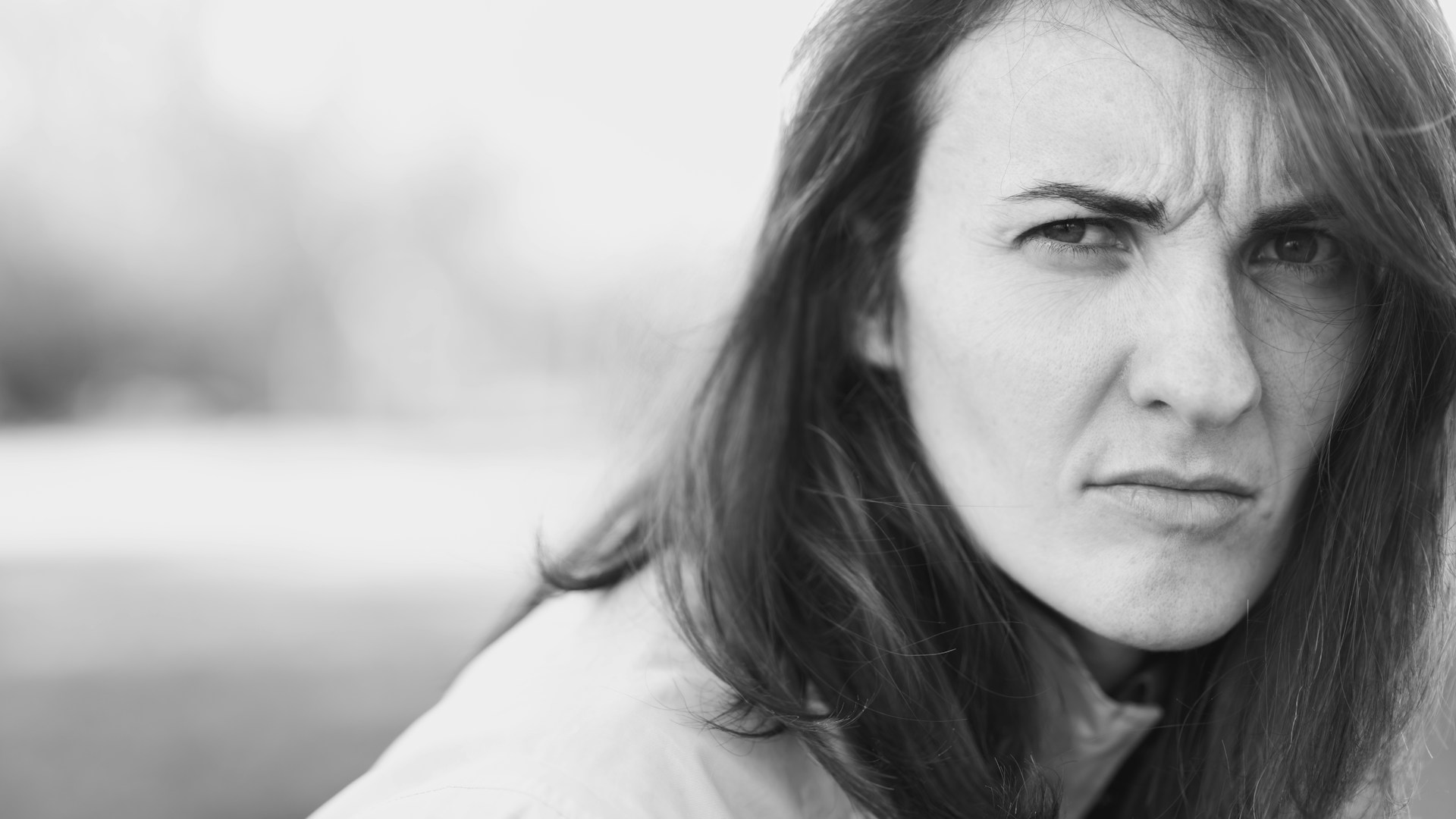 Une femme fronce les sourcils en regardant quelqu'un | Source : Unsplash