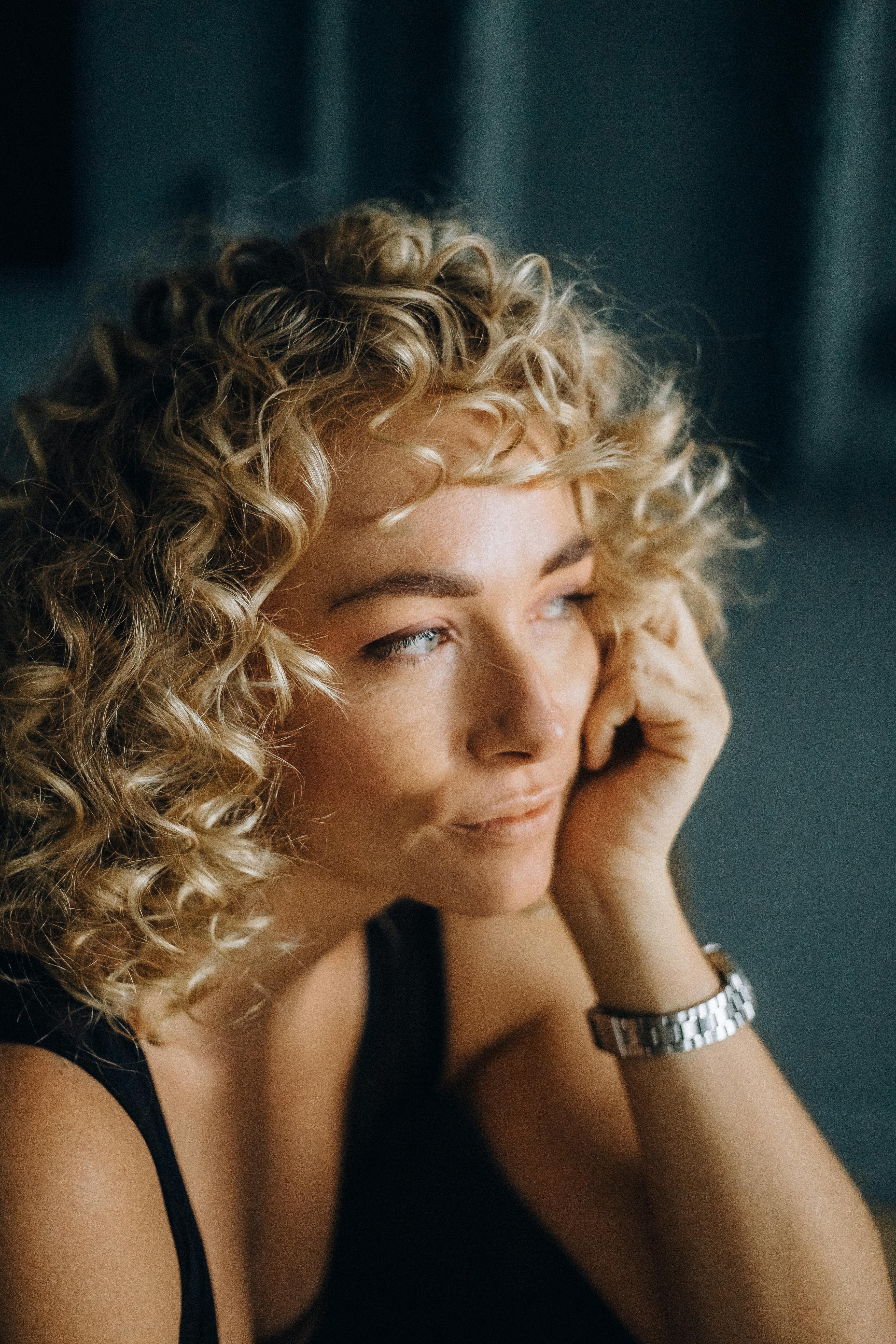 Femme en pleine réflexion | Source  : Pexels
