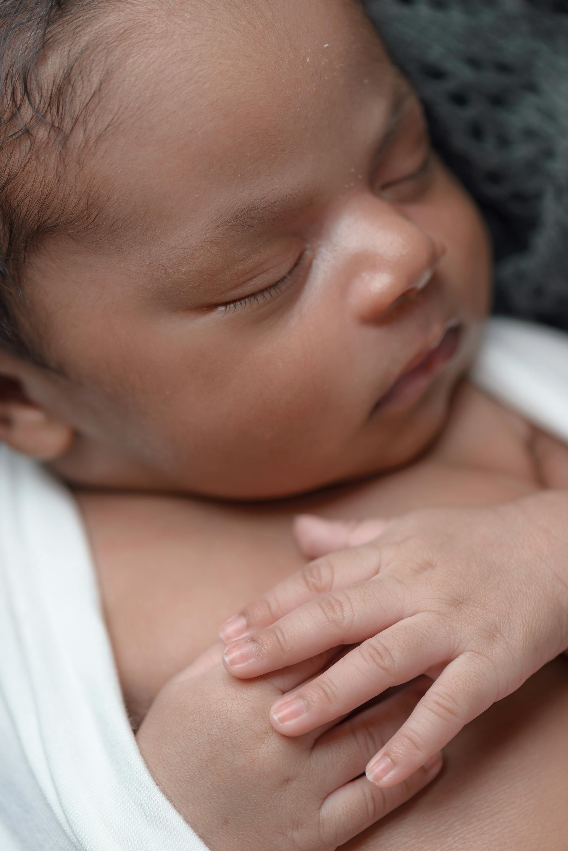 Un nouveau-né qui dort | Source : Pexels