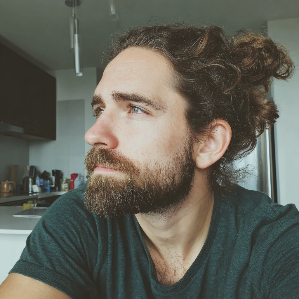Un homme pensif assis au comptoir d'une cuisine | Source : Midjourney