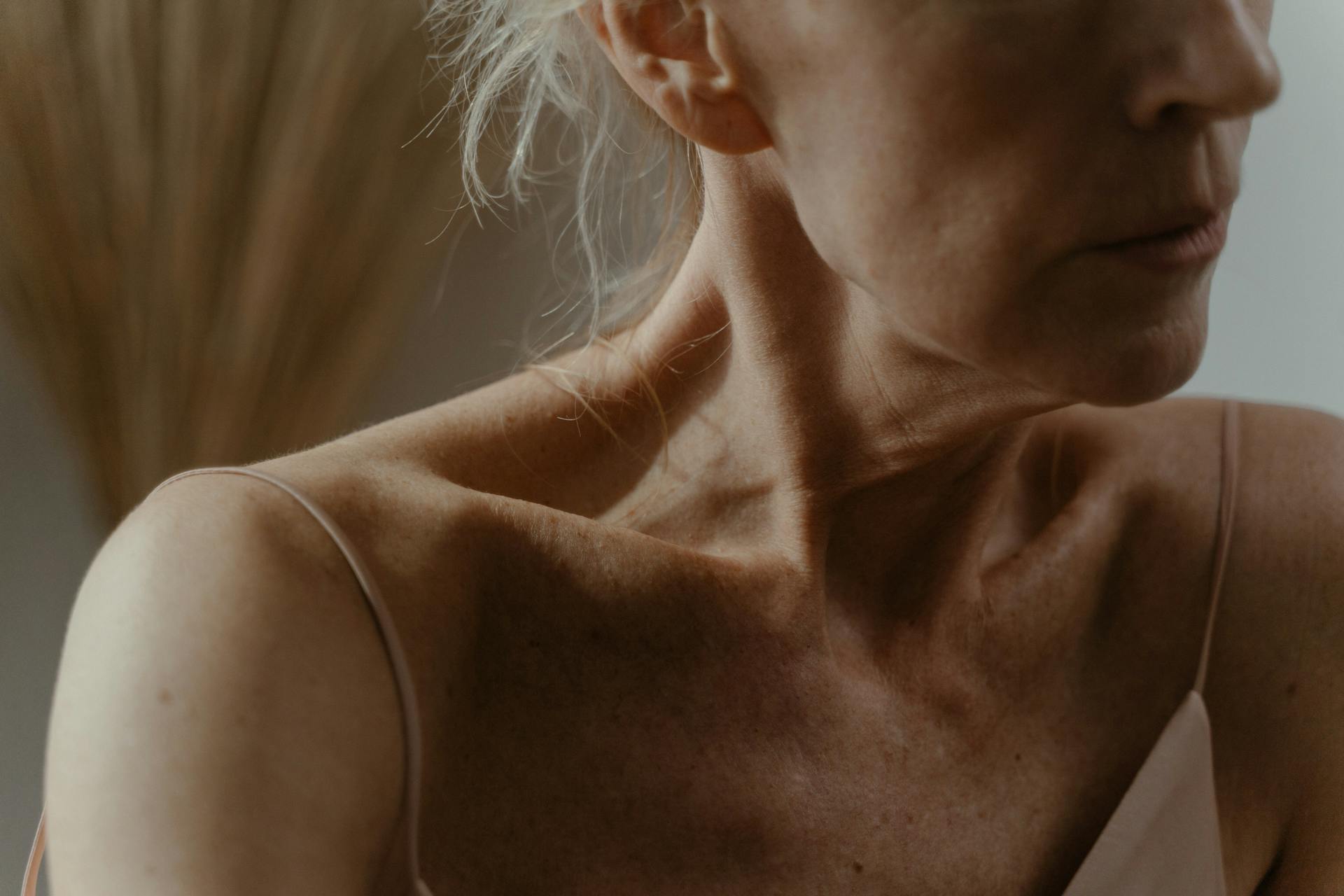 Une femme qui fixe quelque chose | Source : Pexels