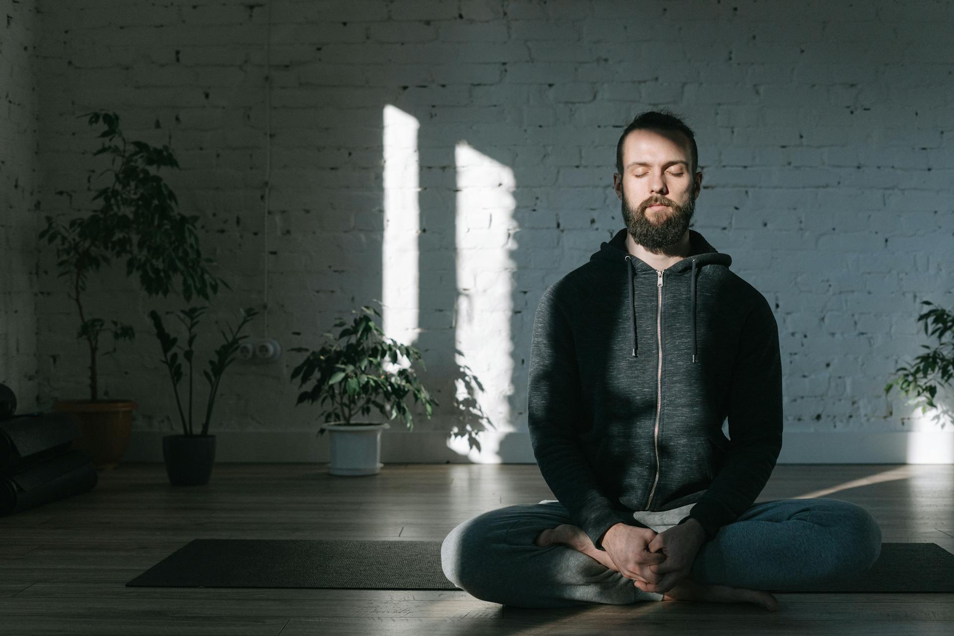 Un homme qui fait de la méditation | Source : Pexels