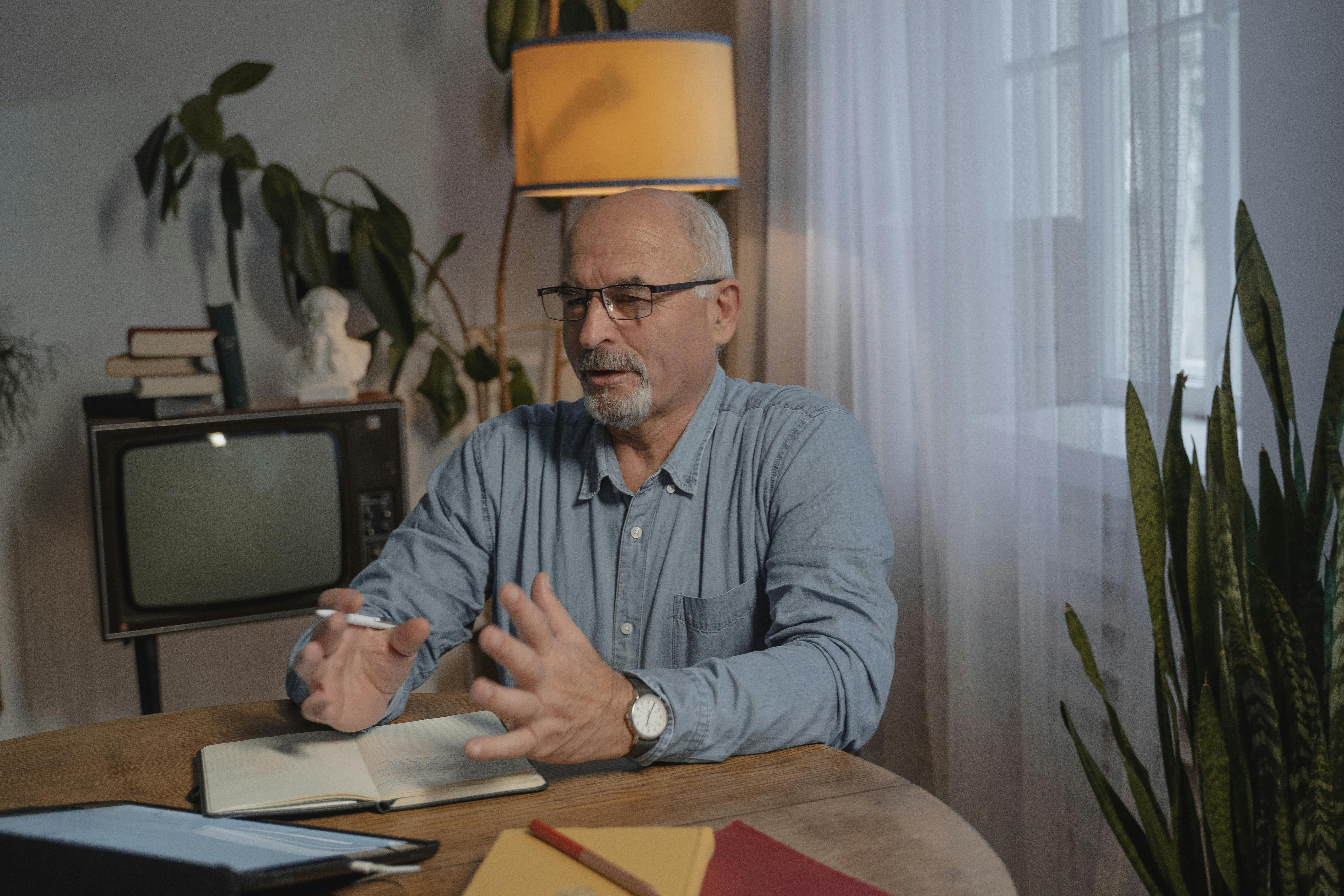 Un homme d'âge moyen qui parle tout en portant des lunettes | Source : Pexels