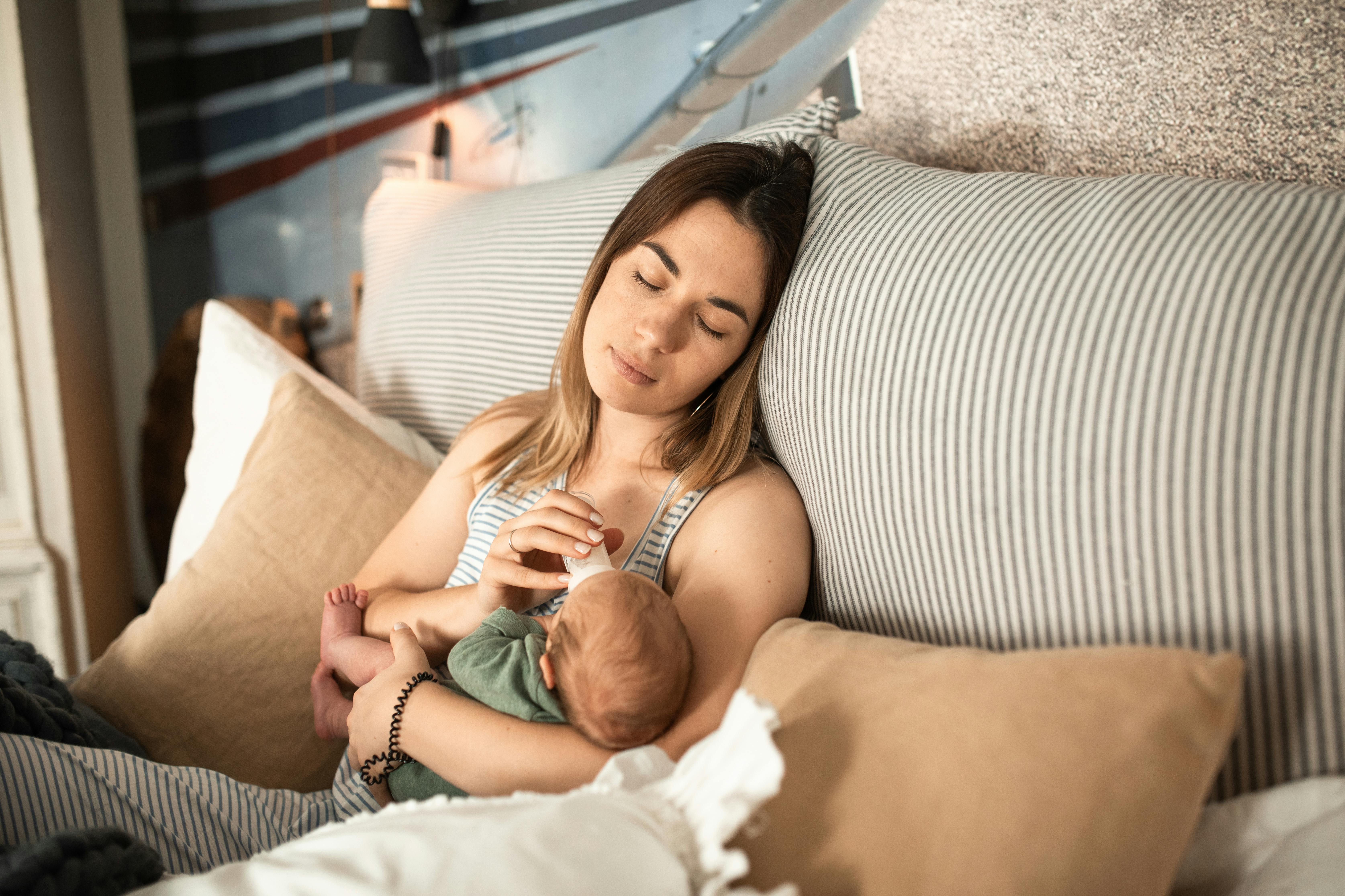 Une mère fatiguée nourrit son enfant | Source : Pexels