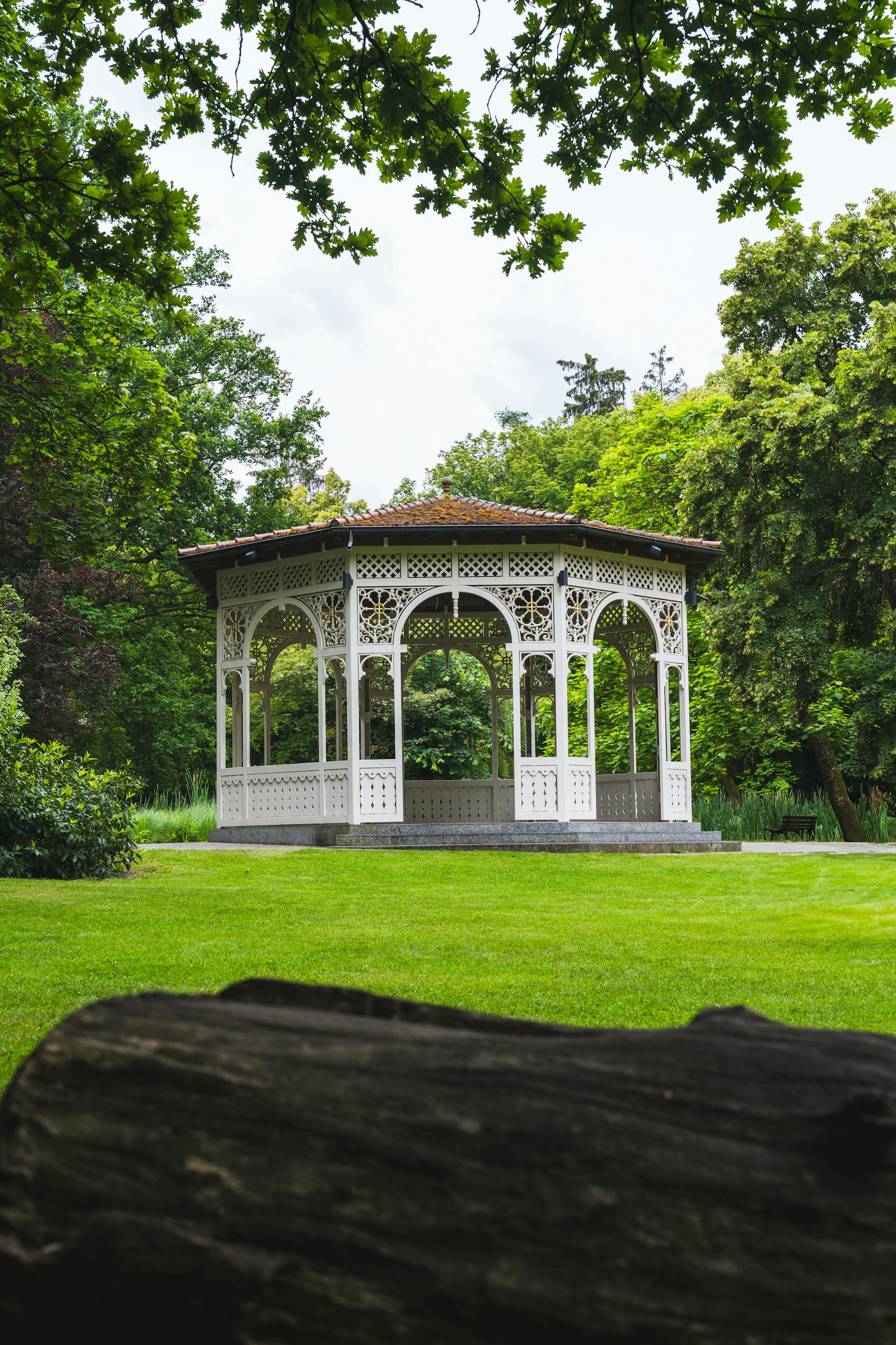 Vue lointaine d'un belvédère dans un parc | Source : Pexels