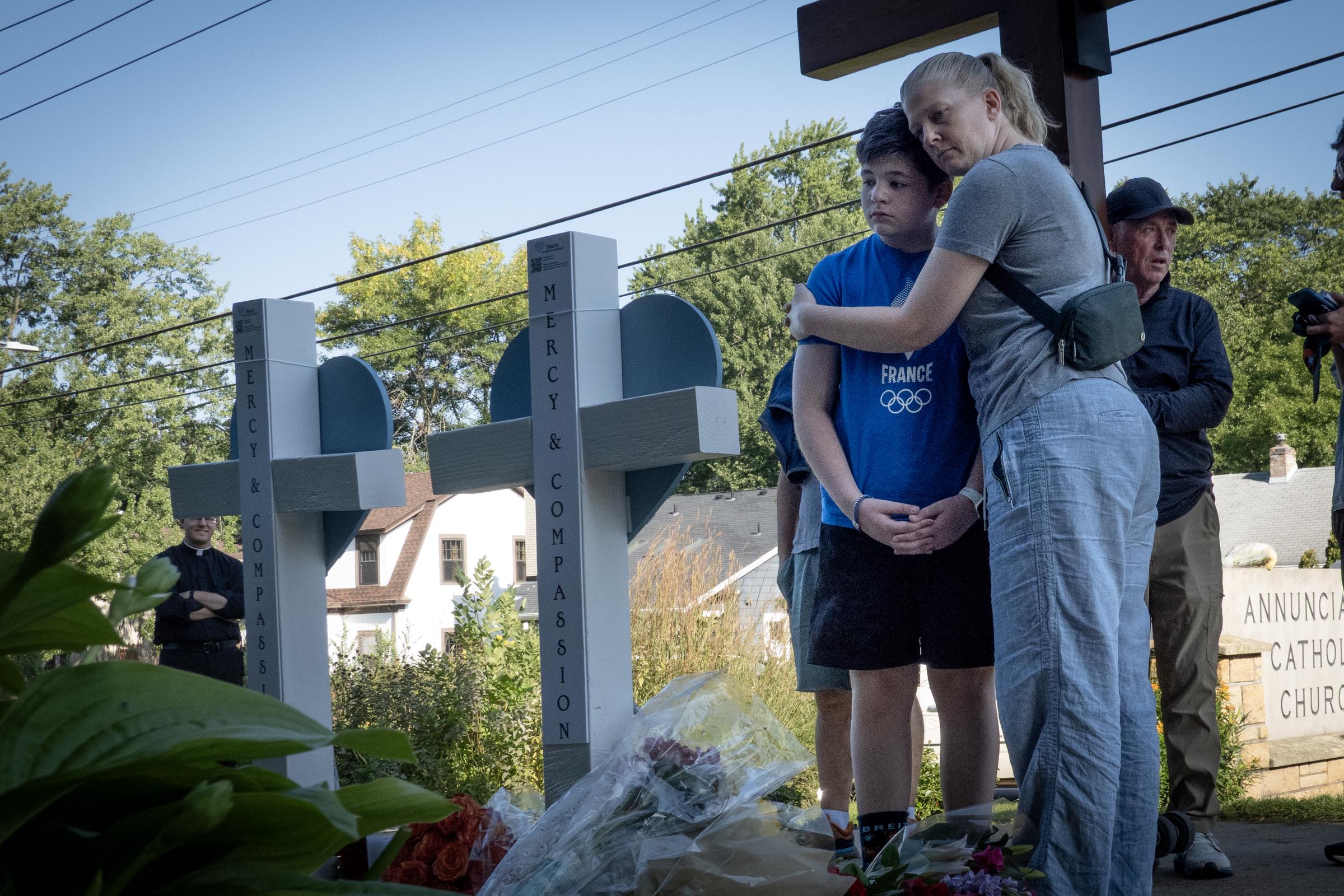 Des personnes visitent un mémorial devant l'église catholique Annunciation, le 28 août 2025, à Minneapolis, dans le Minnesota. | Source : Getty Images