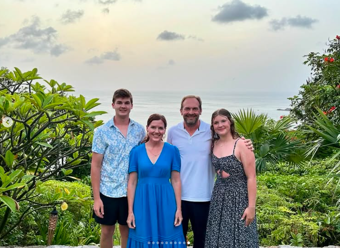 La famille Herridge - Grant, son père, Brad, sa mère, Mary, et sa sœur, datée du 5 août 2024 | Source : Instagram/grantherridge