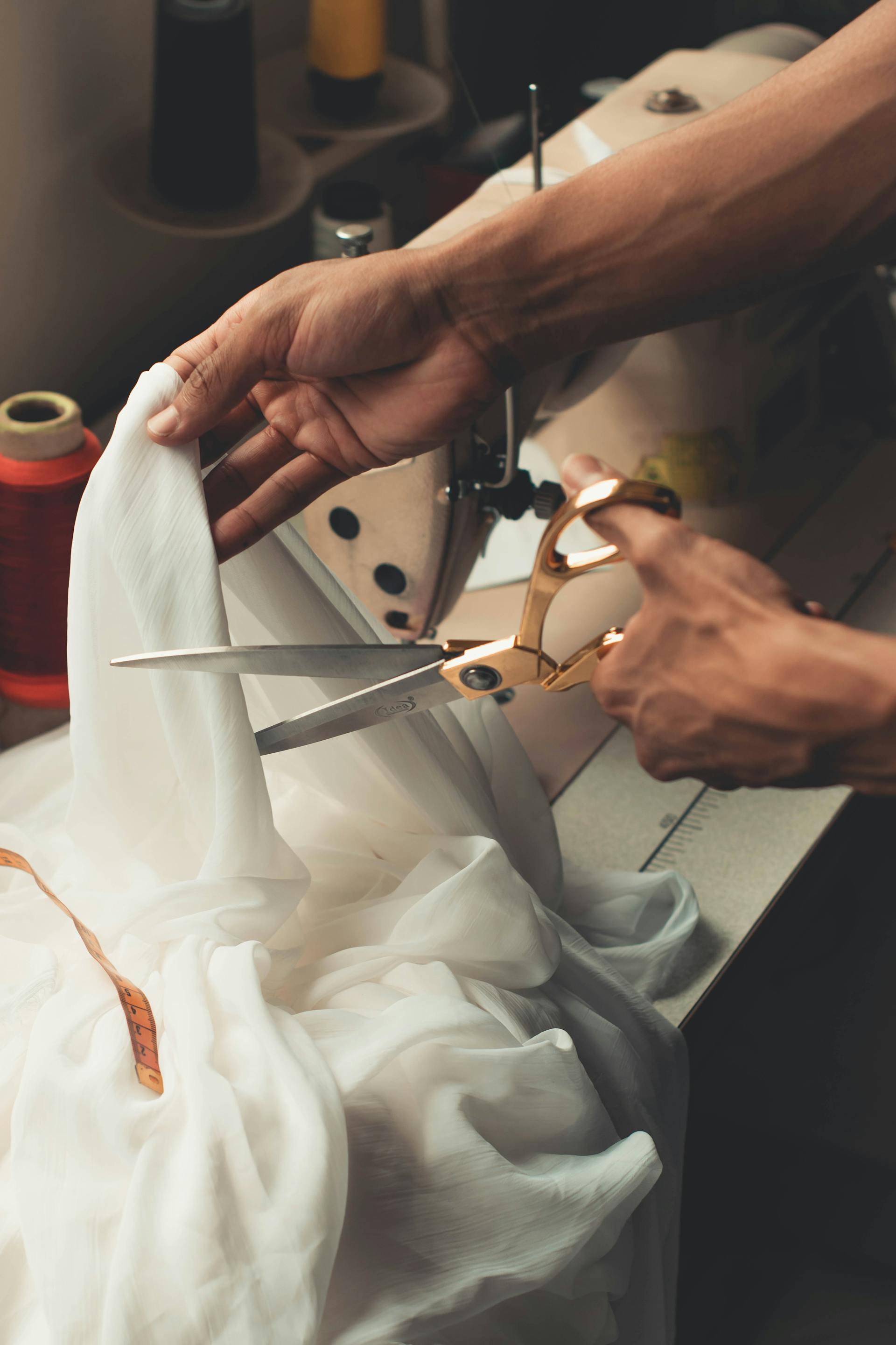 Une personne en train de coudre | Source : Pexels