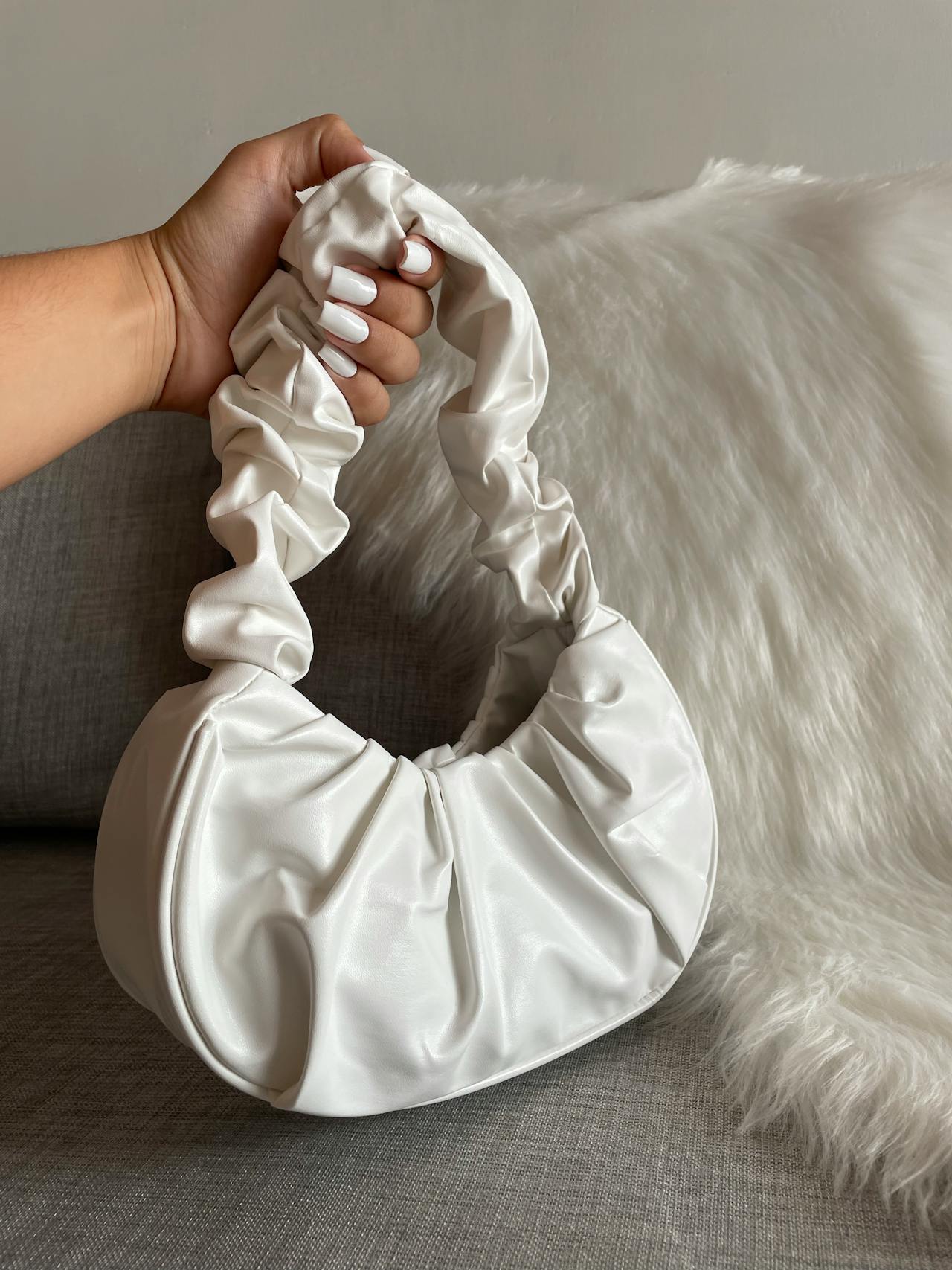 Une femme tenant son sac à main | Source : Pexels