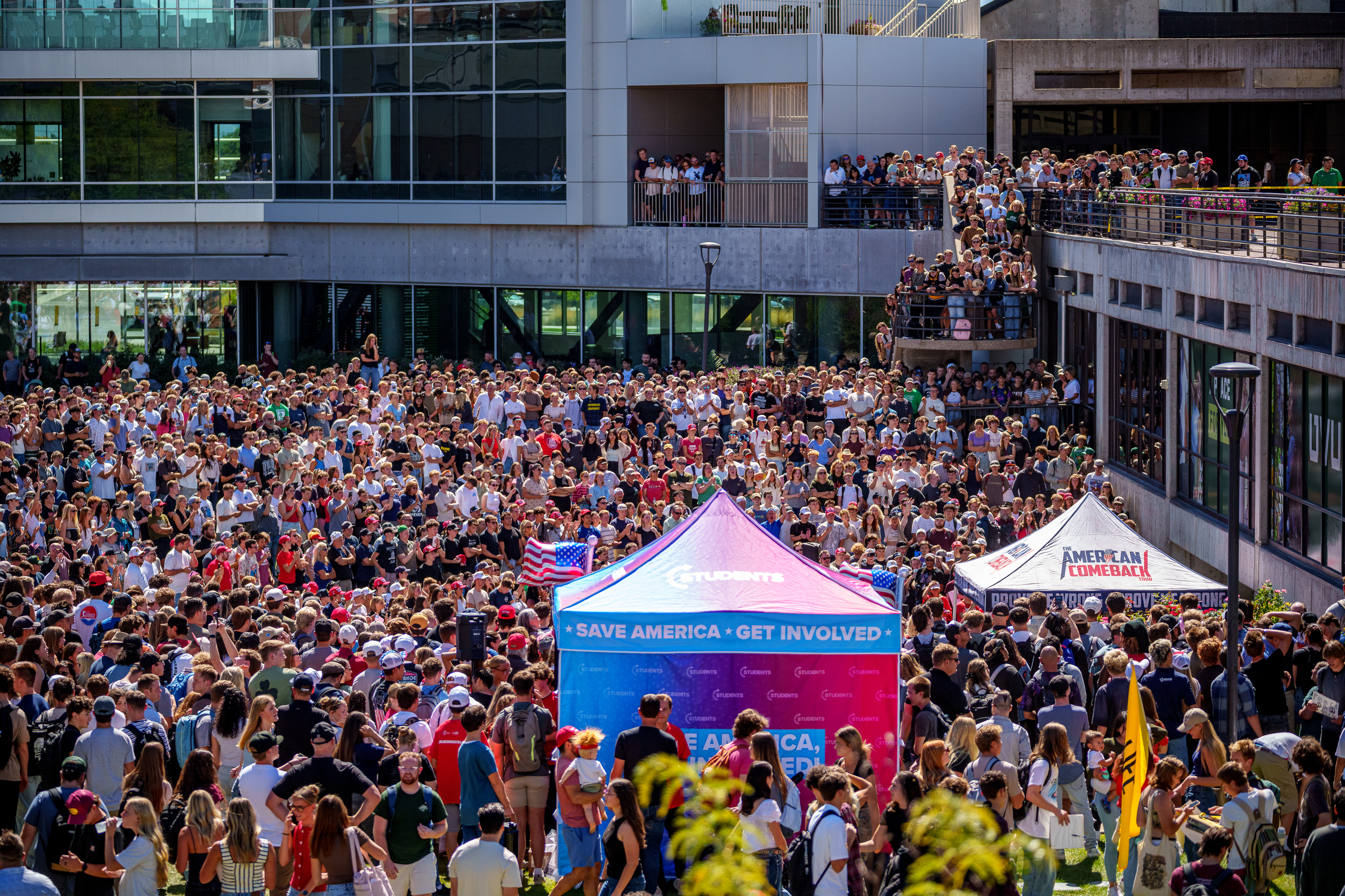 Une foule nombreuse se rassemble pour assister au discours de Charlie Kirk à l'Utah Valley University le 10 septembre 2025 | Source : Getty Images