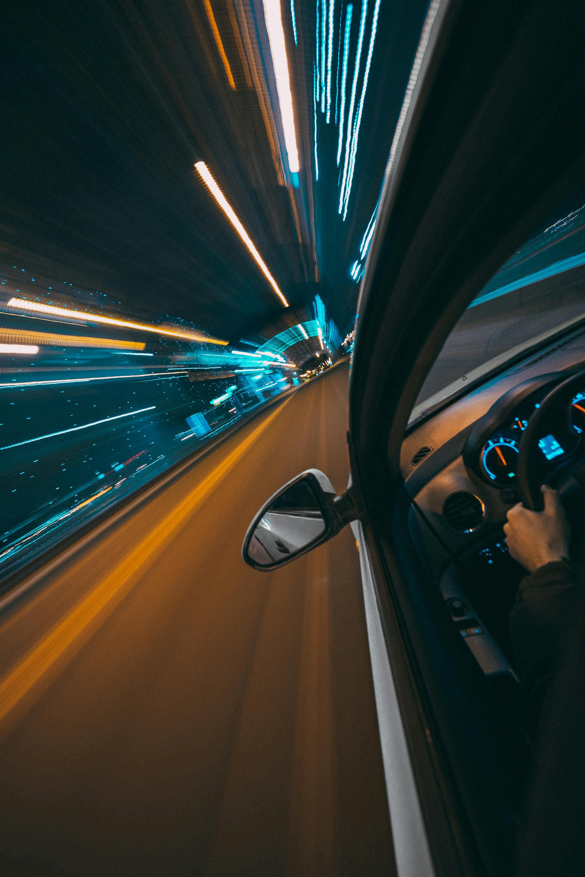 Gros plan sur une voiture roulant à vive allure sur la route | Source : Pexels