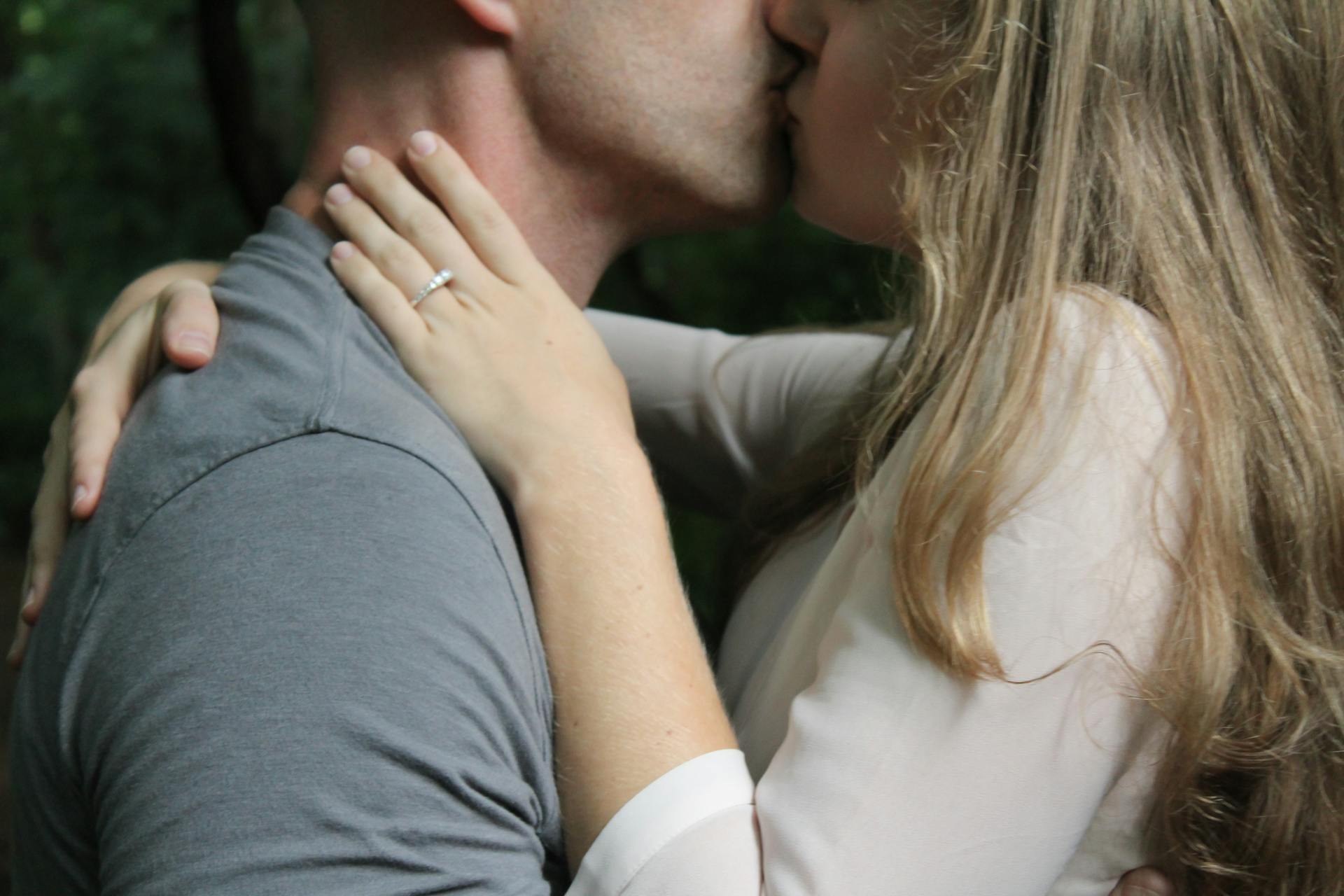 Un homme embrassant une femme | Source : Pexels