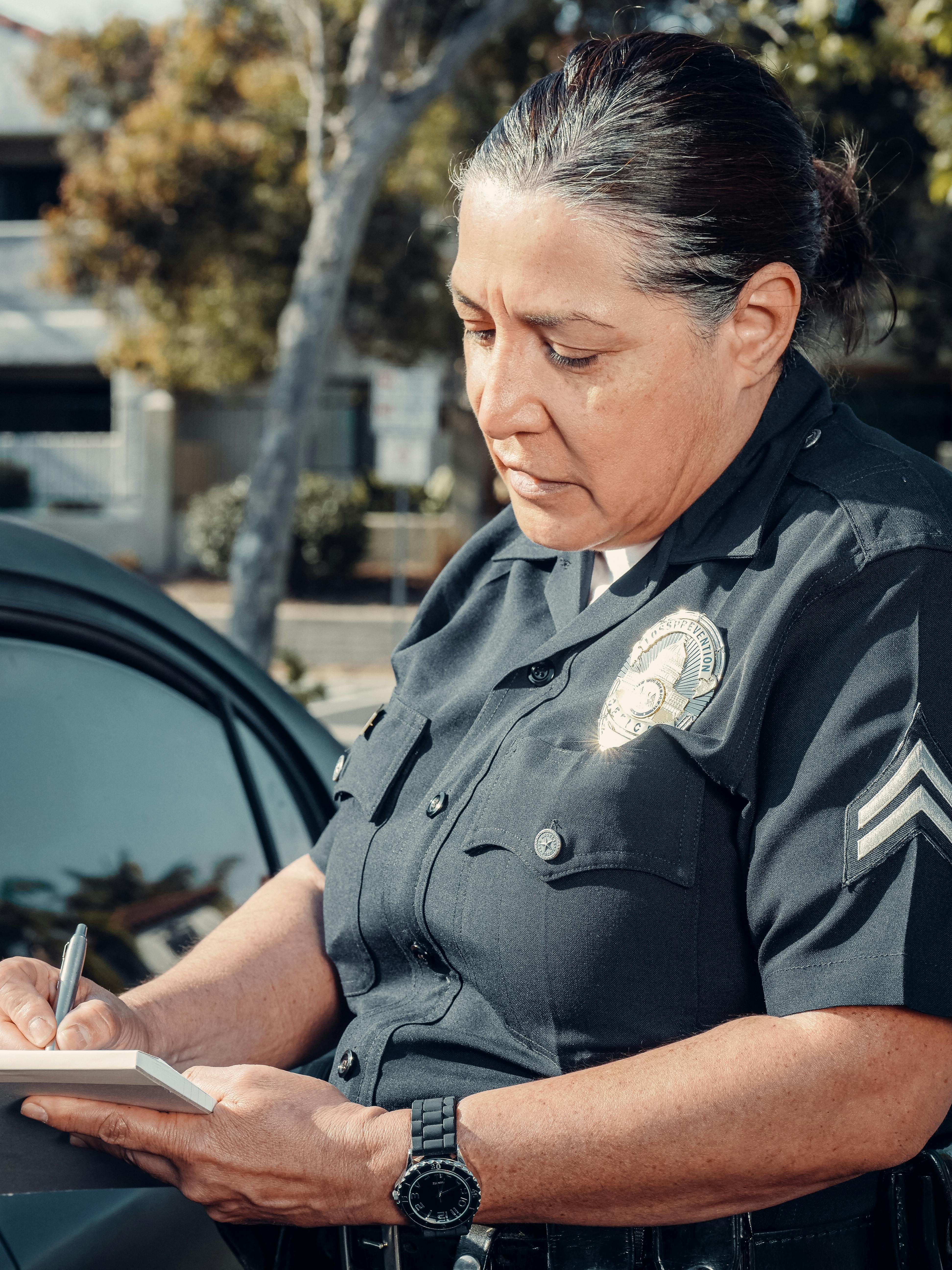 Un agent de police qui prend des notes | Source : Pexels