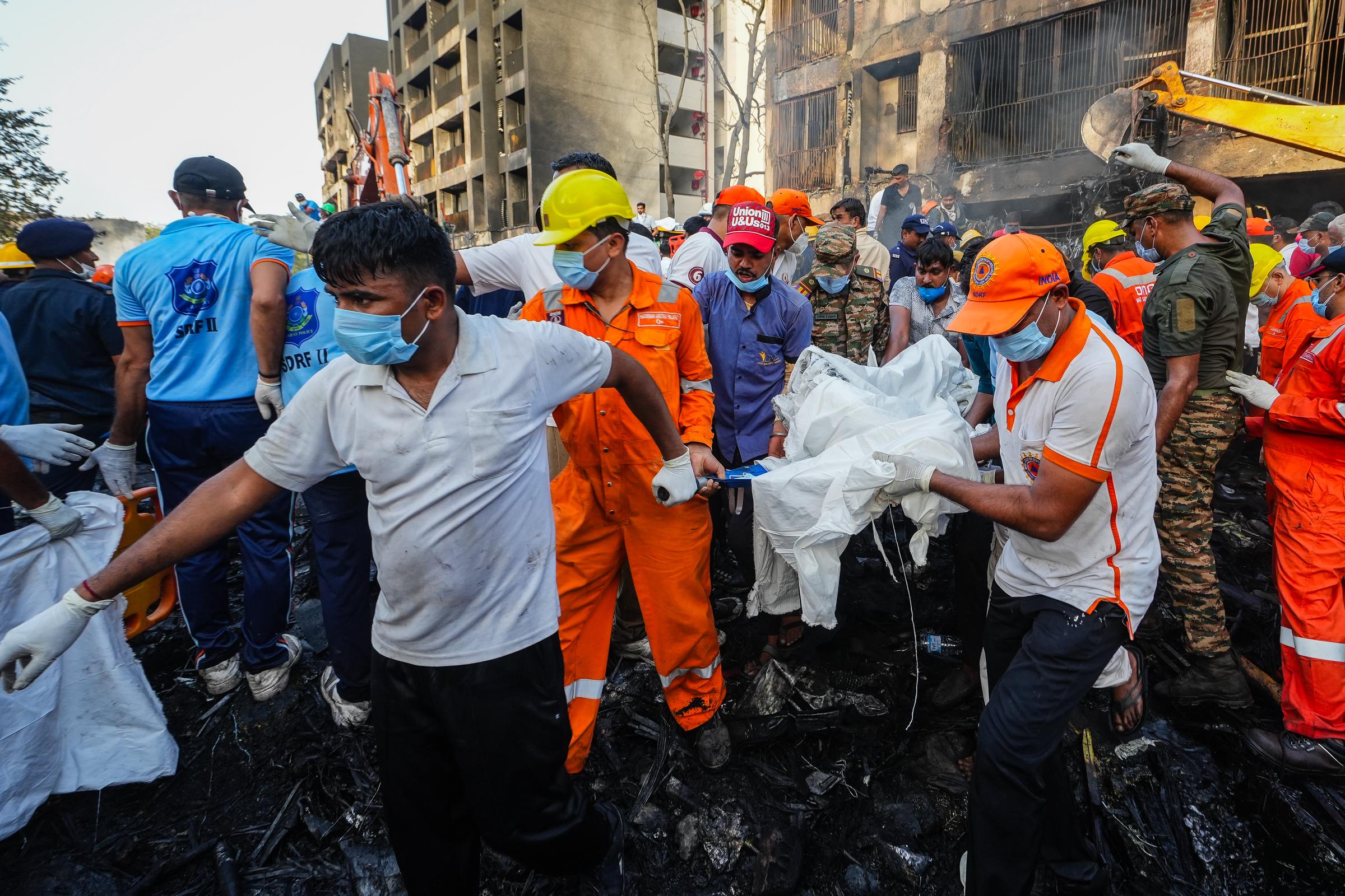 Des secouristes s'occupent des opérations de récupération sur le site du crash d'Air India à Ahmedabad, le 12 juin 2025 | Source : Getty Images