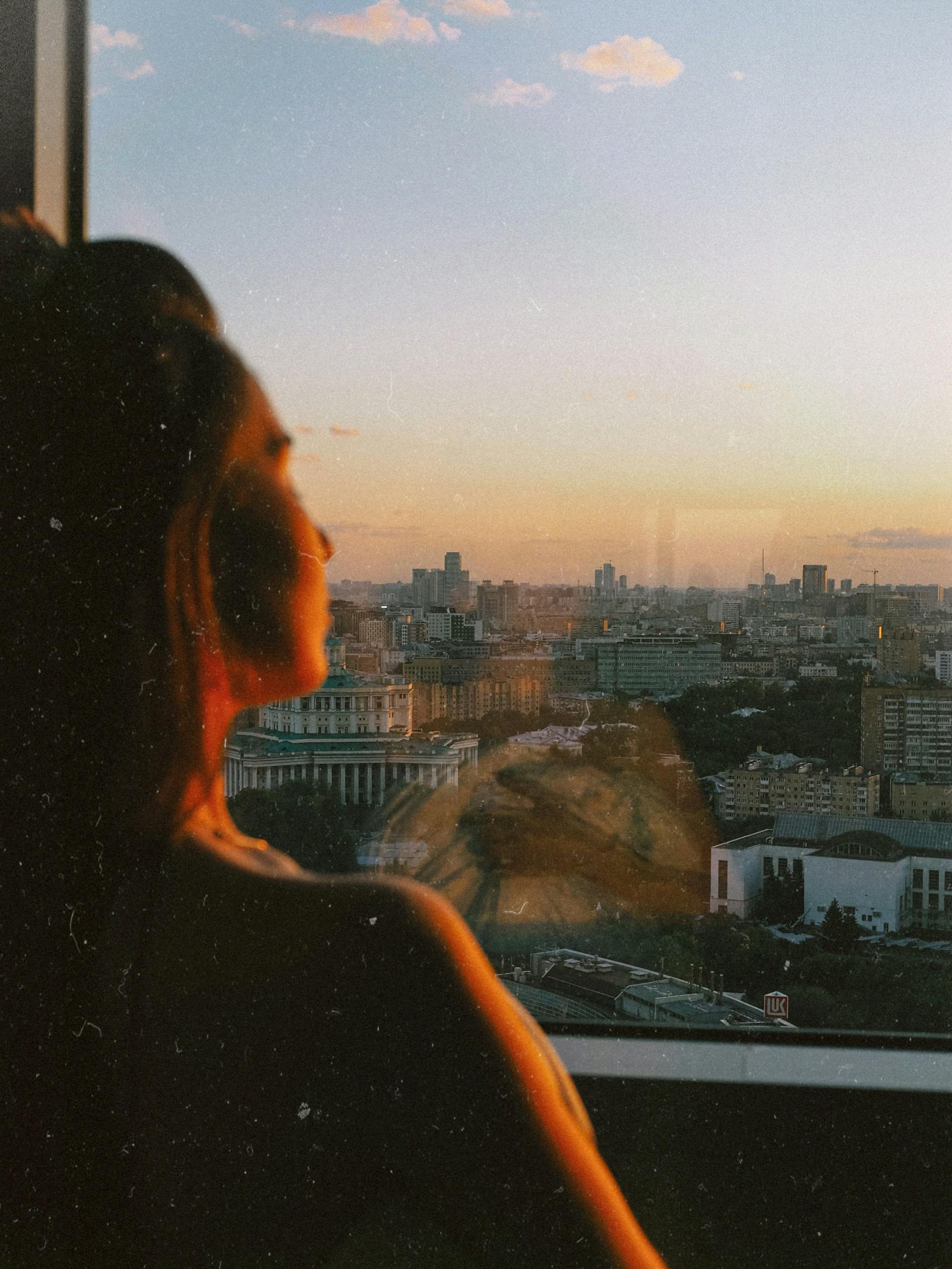 Une femme qui regarde par la fenêtre | Source : Pexels
