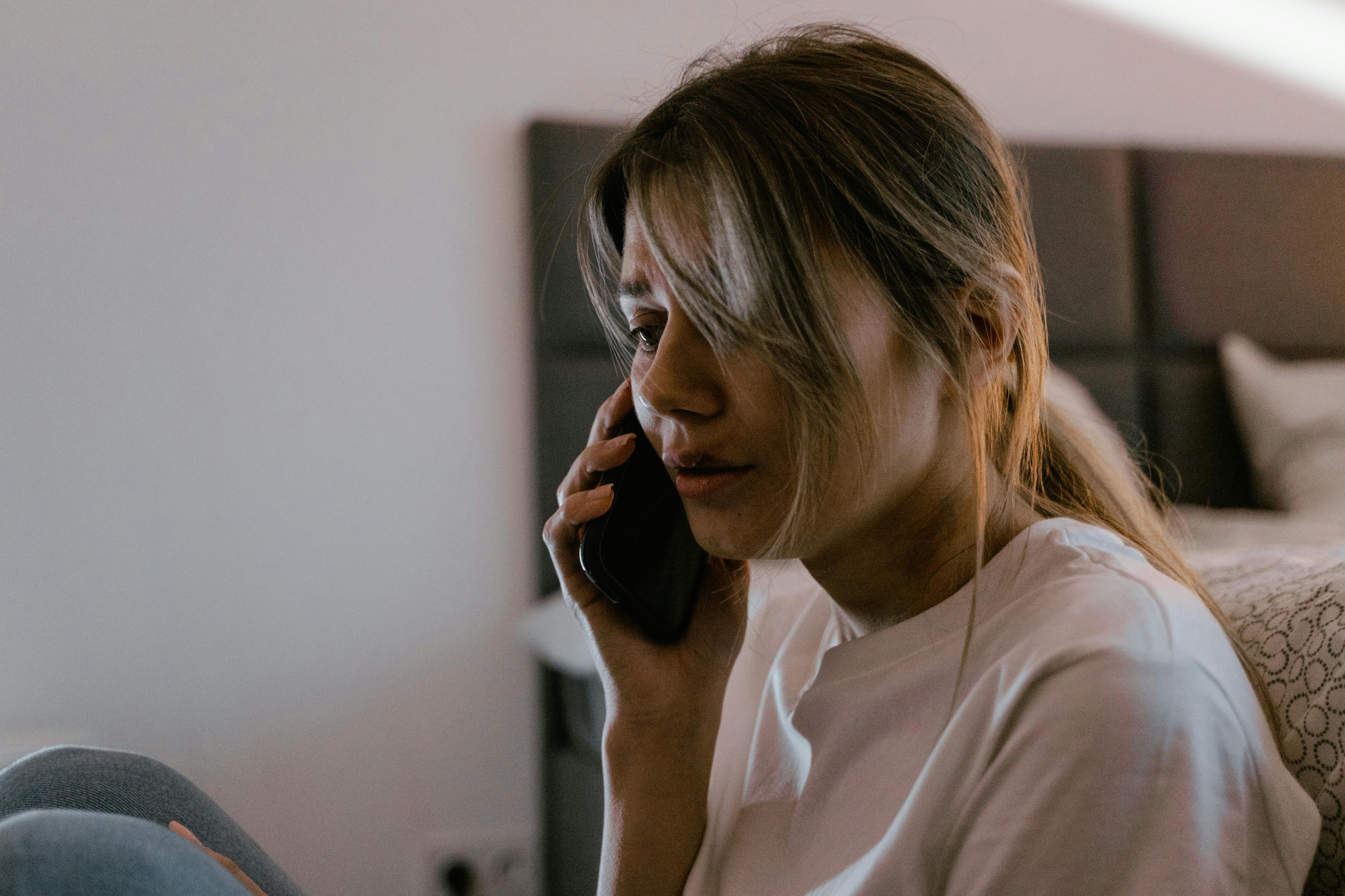 Femme contrariée parlant au téléphone | Source : Pexels