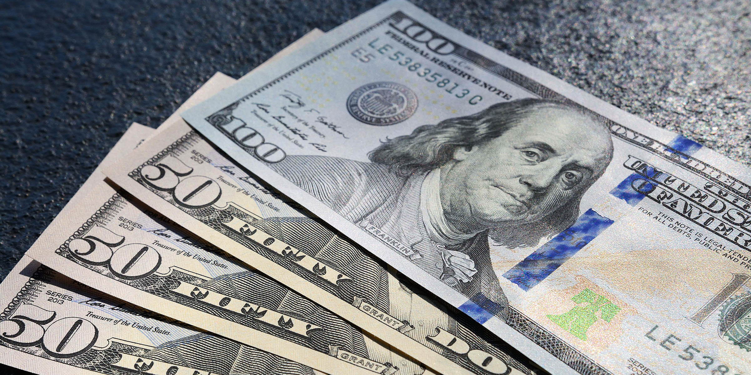 Billets de banque sur une surface | Source : Freepik
