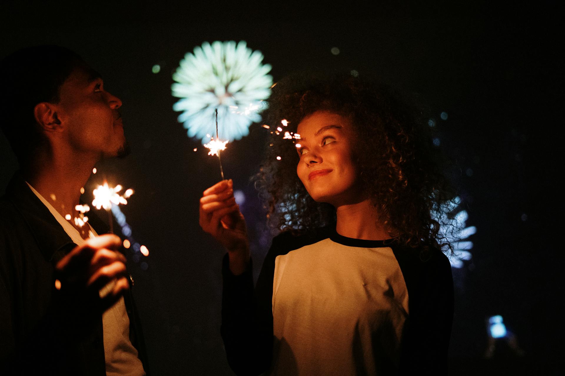 Un couple tenant des cierges magiques | Source : Pexels