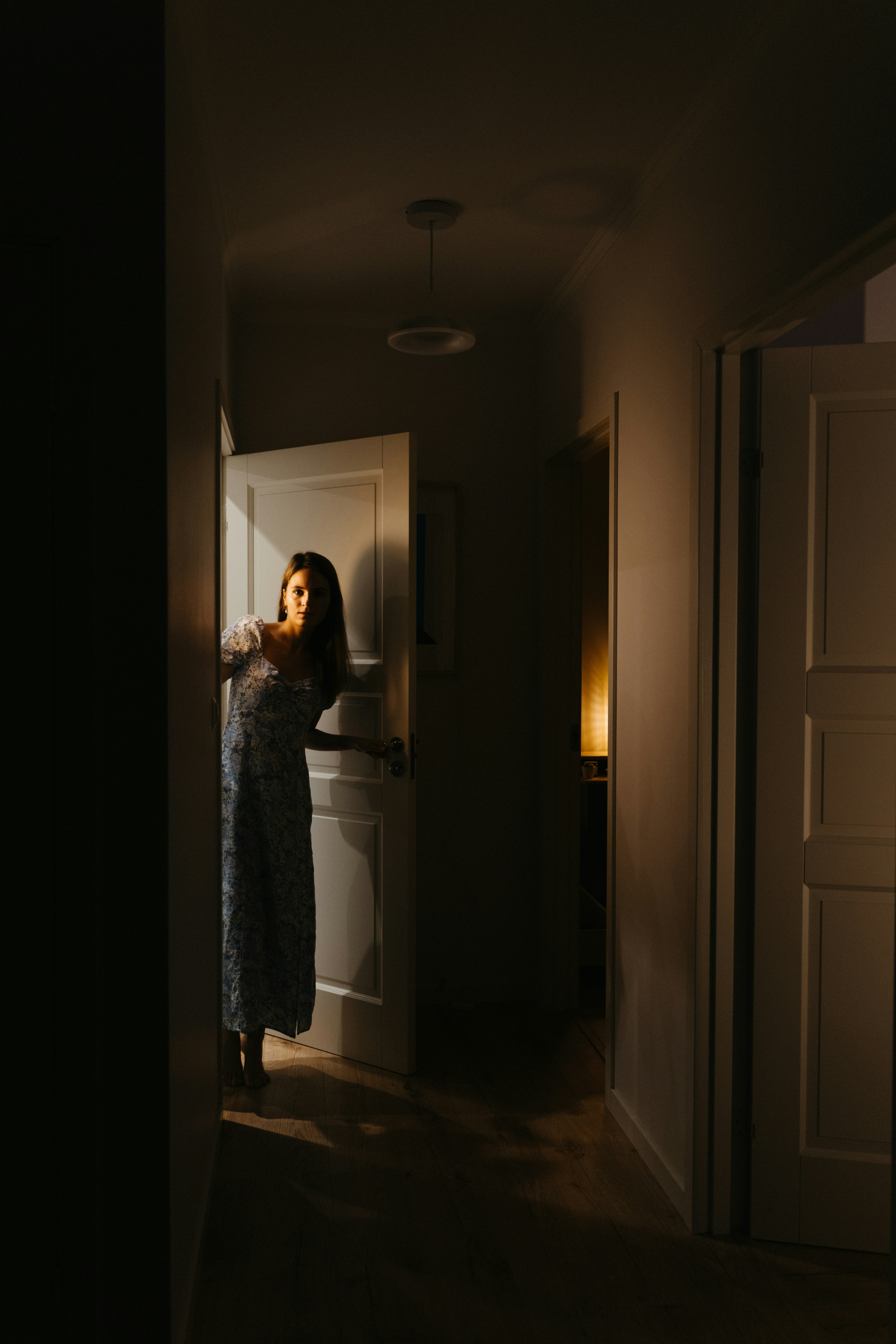 Une femme qui écoute aux portes | Source : Unsplash