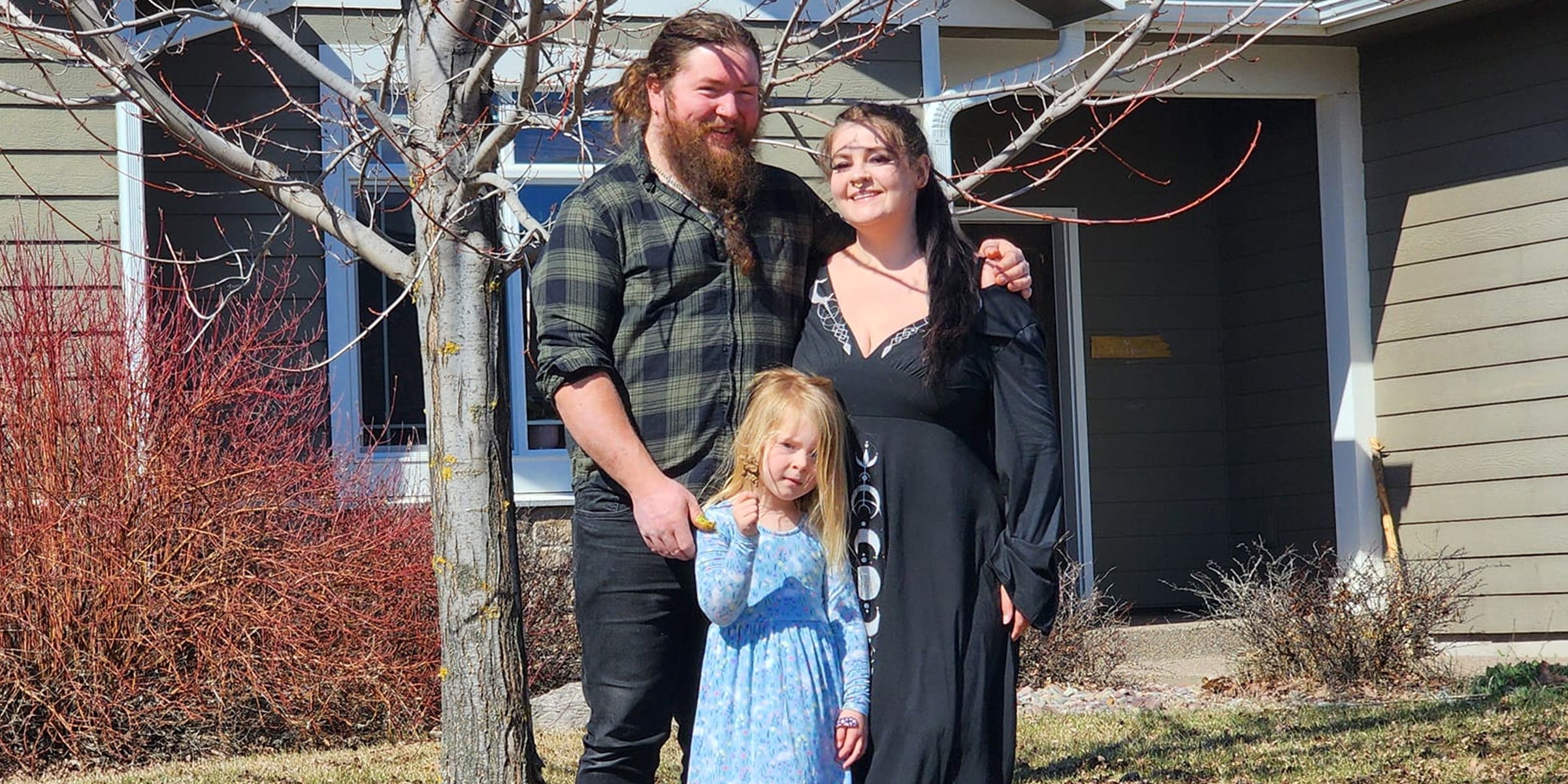 Nicholas et Katie Olson-Hartley avec l'une de leurs filles. | Source : Facebook/Katie Jean Olson