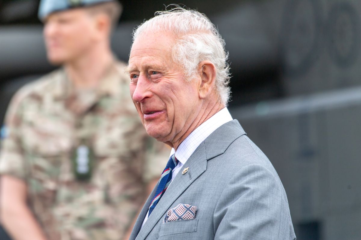 Le roi Charles III au Centre d'aviation de l'armée de terre de Middle Wallop, Stockbridge, Royaume-Uni, le 13 mai 2024 | Source : Getty Images