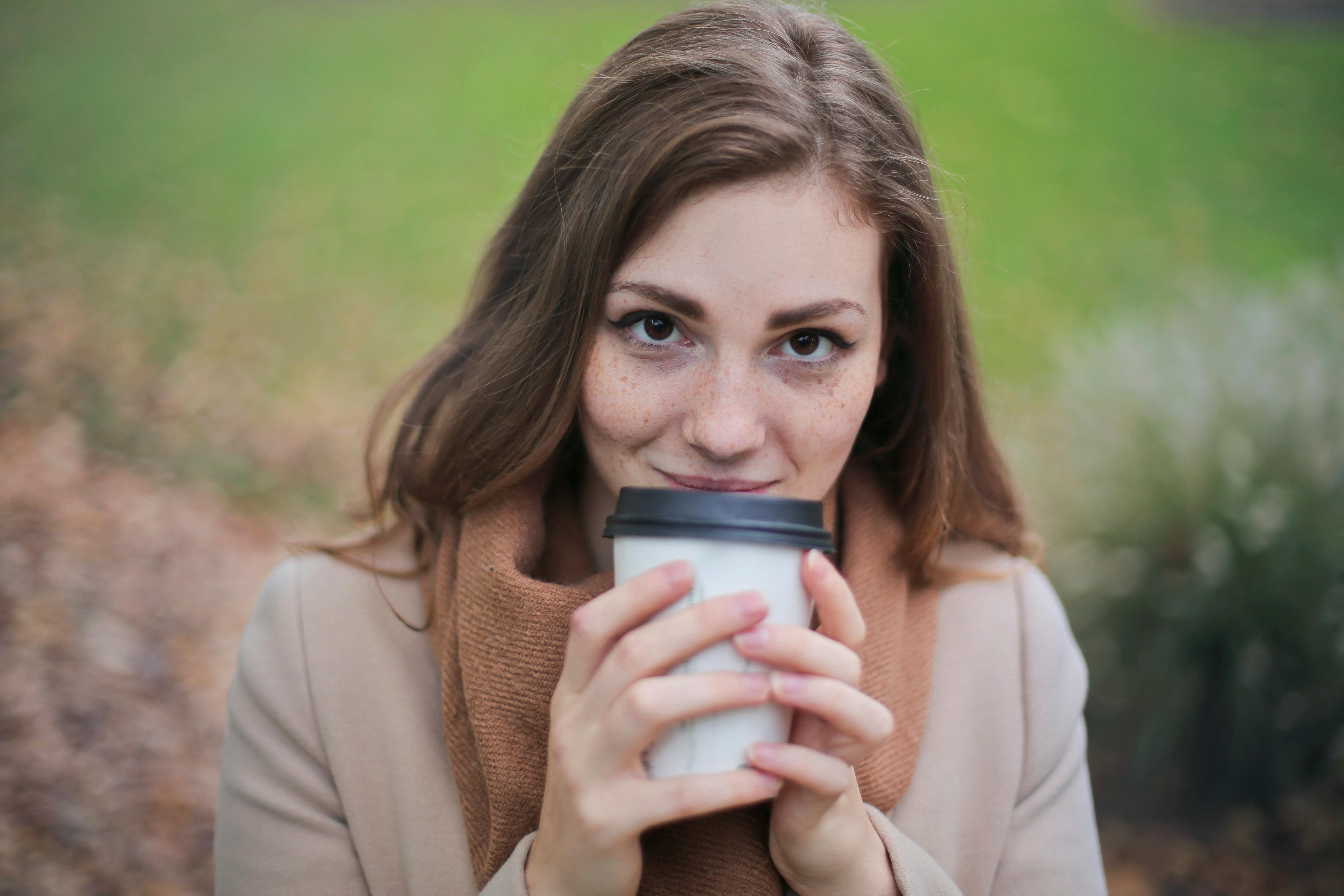 Une femme heureuse qui boit du café | Source : Pexels