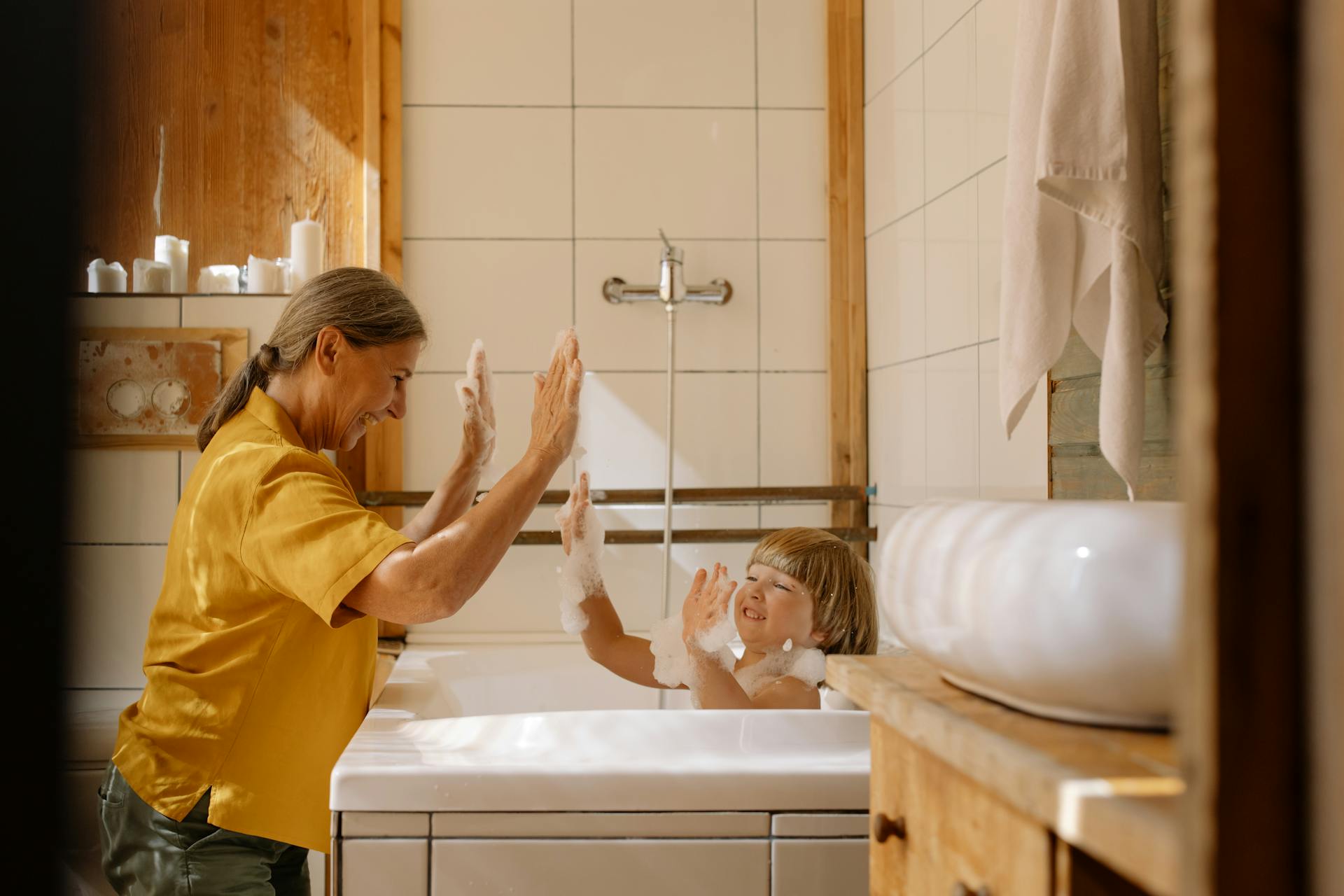 Une grand-mère qui aide son petit-fils à prendre un bain | Source : Pexels