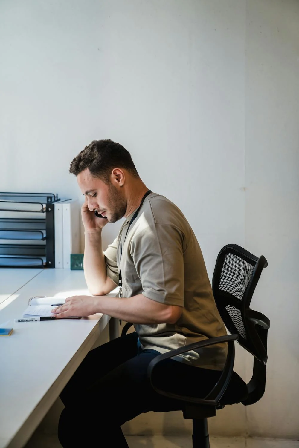 Un homme qui parle au téléphone | Source : Pexels