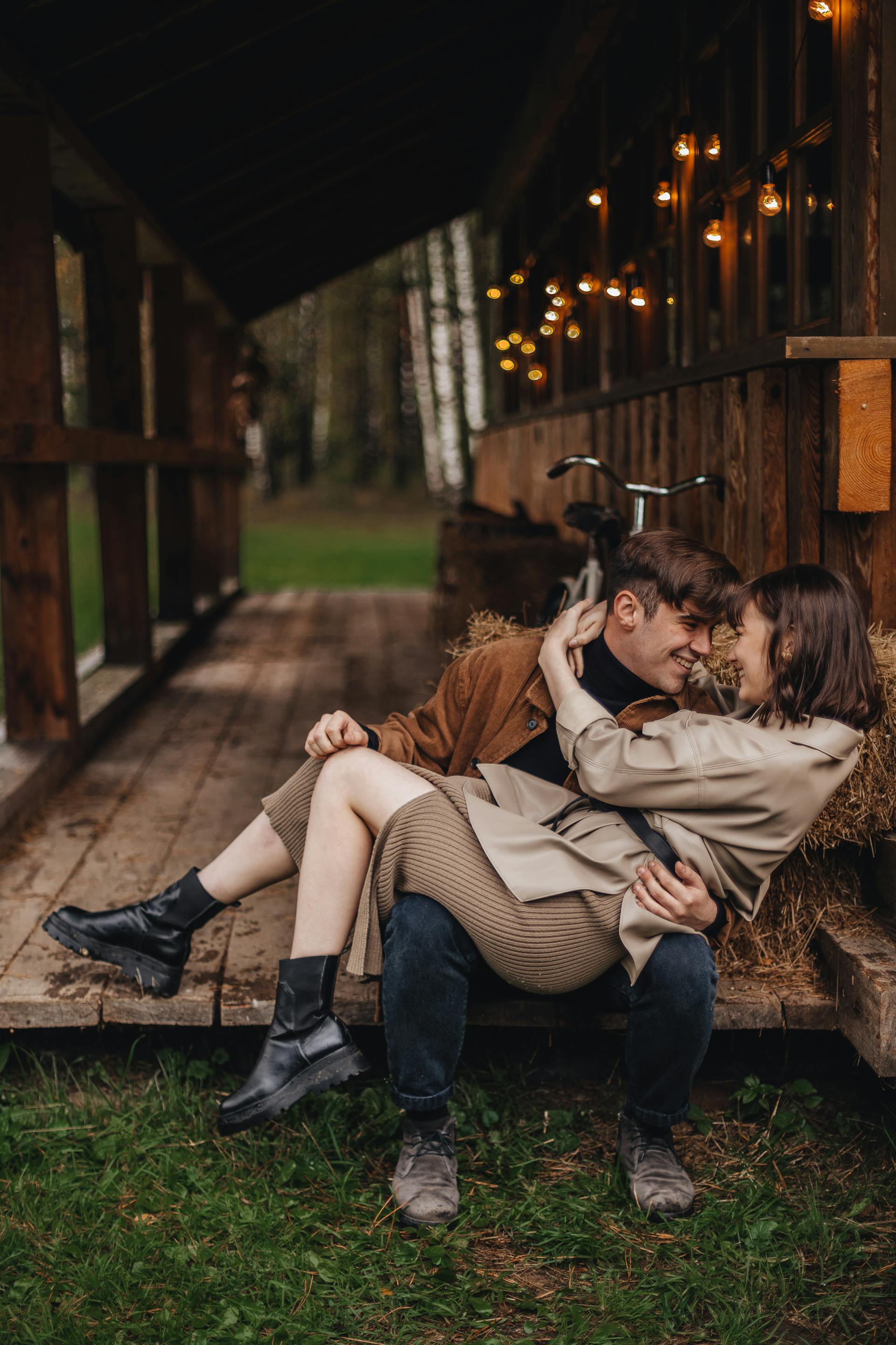 Une femme assise sur les genoux d'un homme | Source : Pexels