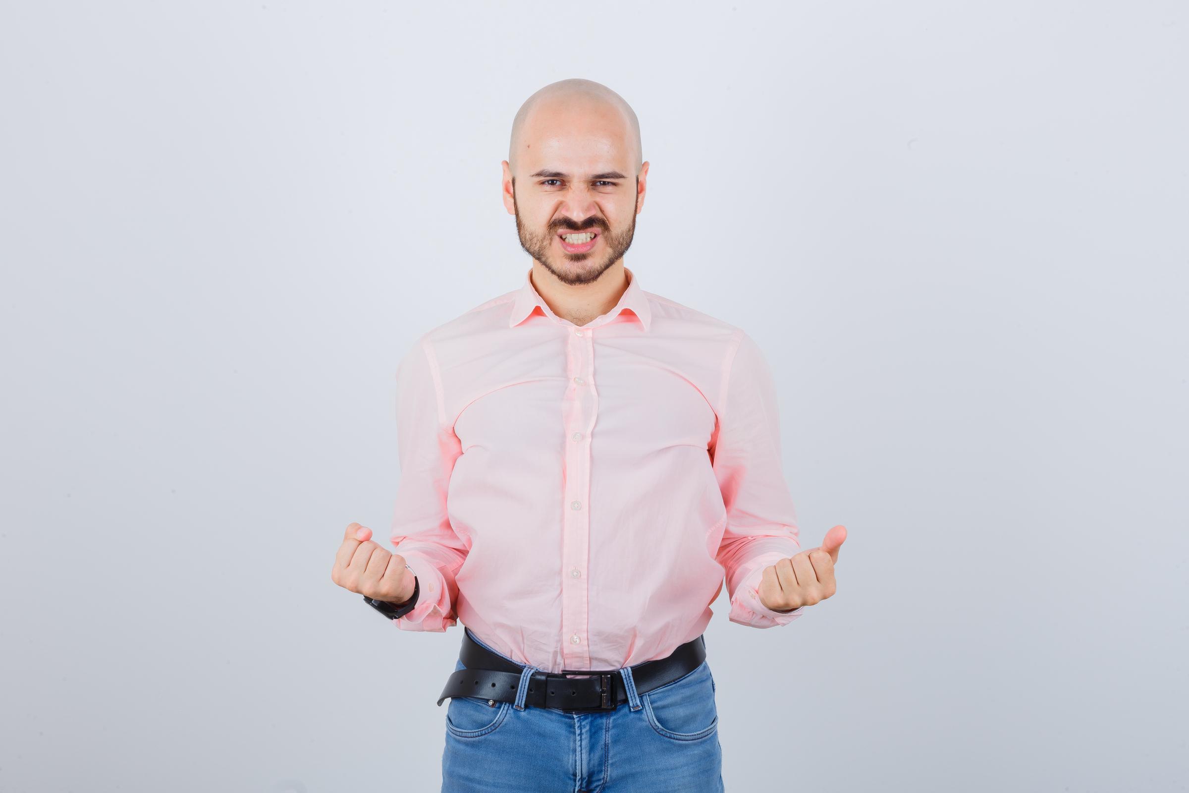 Un homme en colère réagit | Source : Freepik