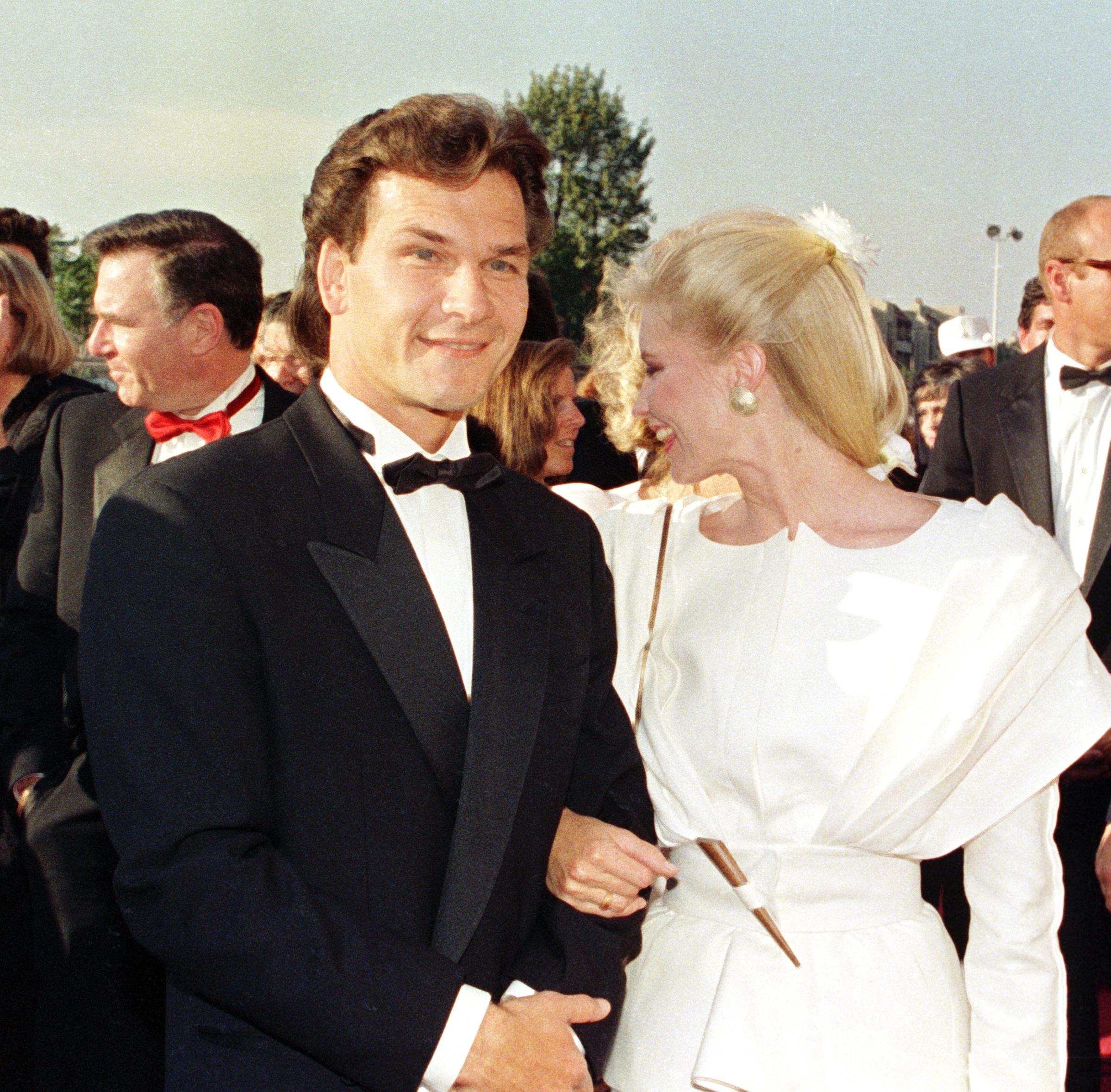 Patrick Swayze et Lisa Niemi à la cérémonie des Oscars, le 11 avril 1988, à Los Angeles, en Californie. | Source : Getty Images