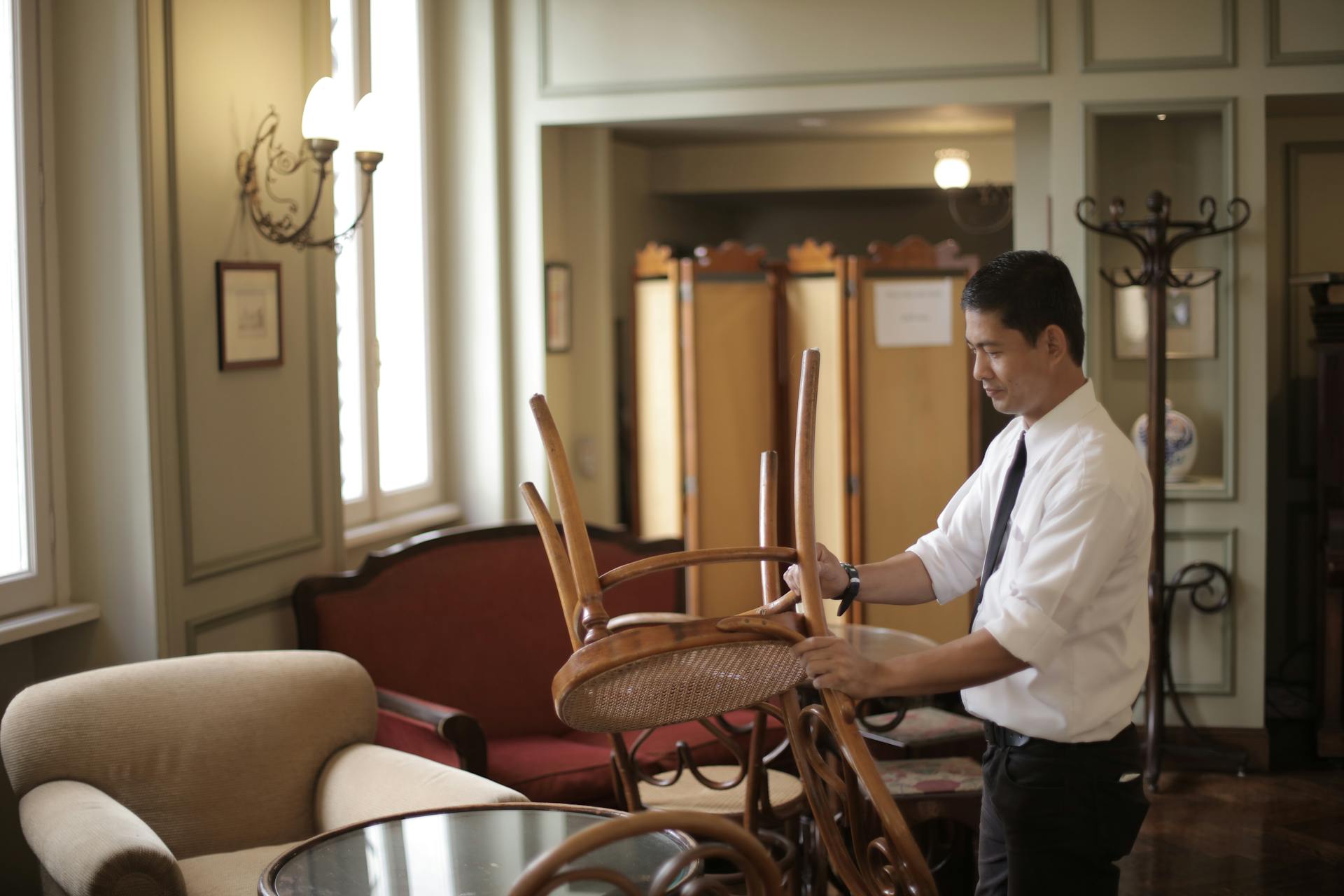 Un employé de restaurant | Source : Pexels
